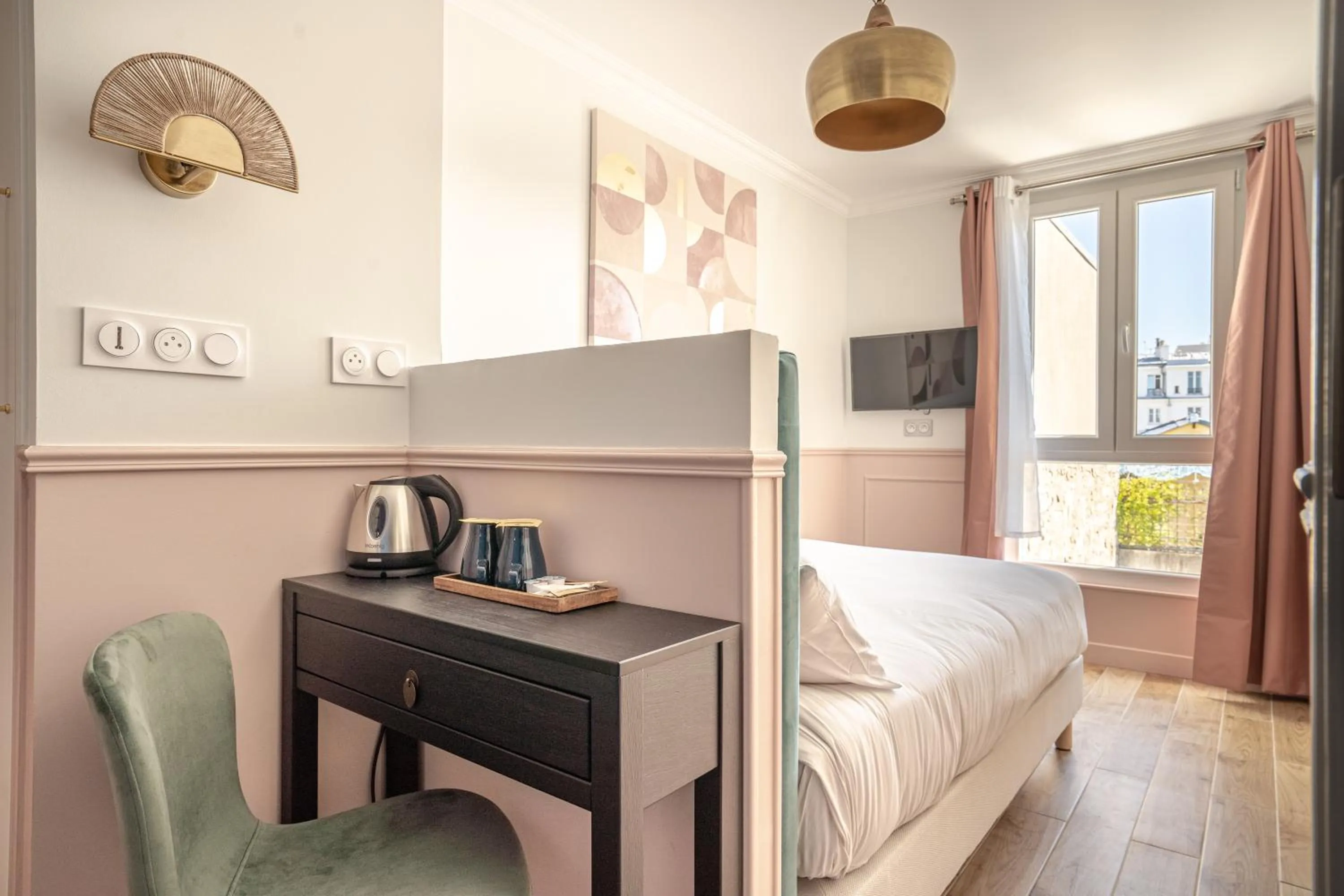 Photo of the whole room, Bed in District Nation