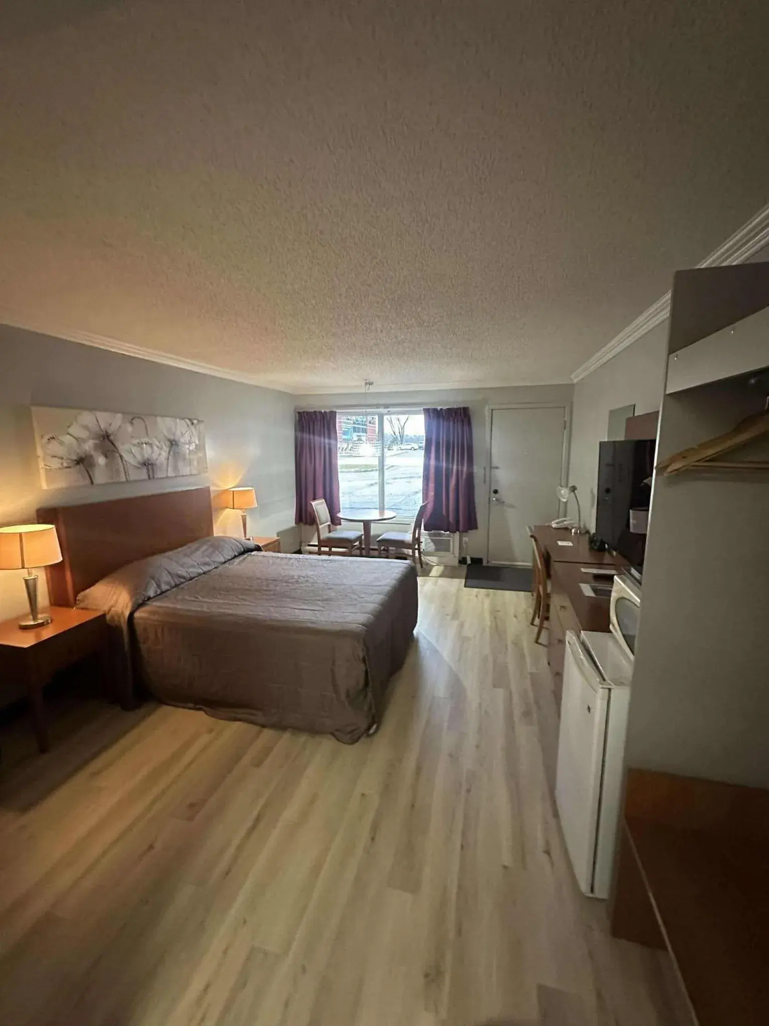 Queen Room in Hôtel Motel Le Voyageur Queen Room in Hôtel Motel Le Voyageur