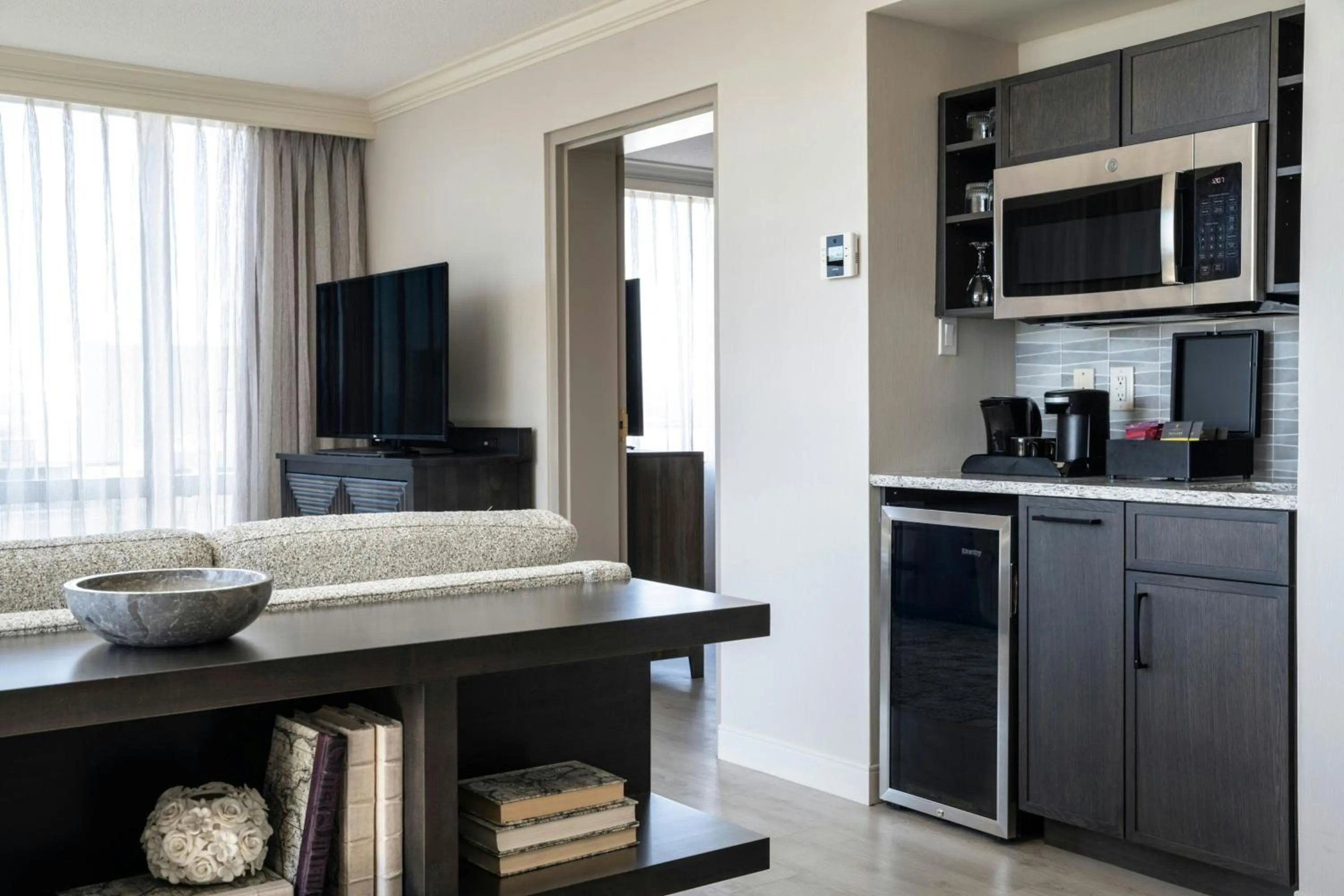 Living room in Victoria Marriott Inner Harbour