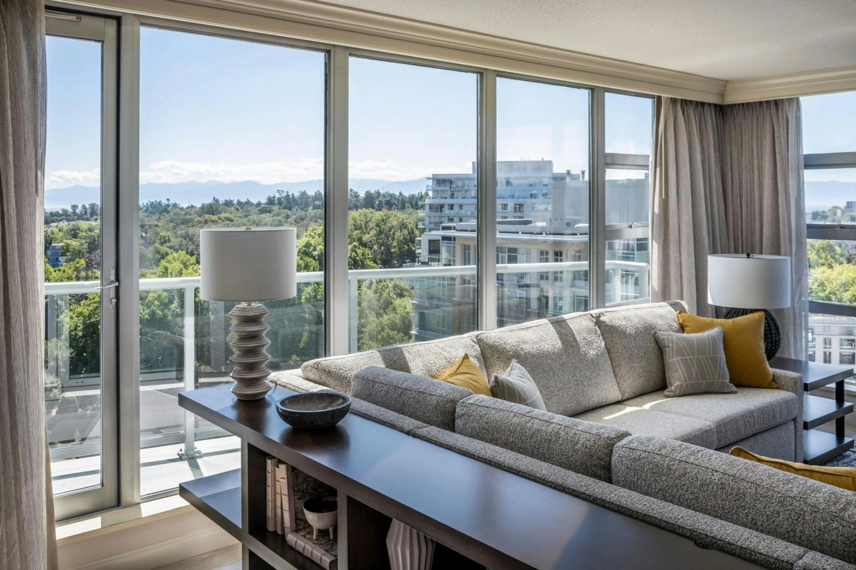 Living room in Victoria Marriott Inner Harbour