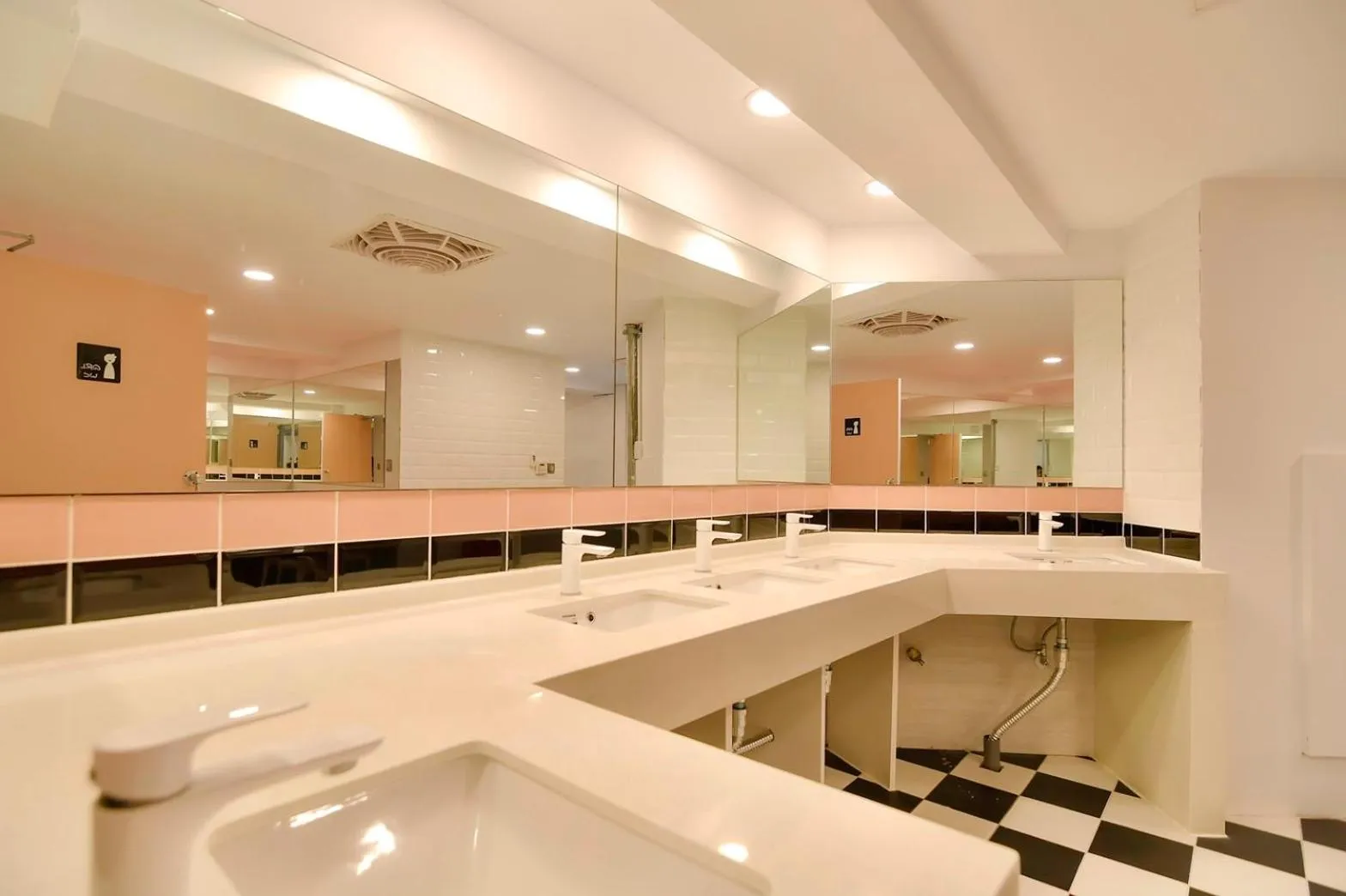 Bathroom in Flyinn Hostel