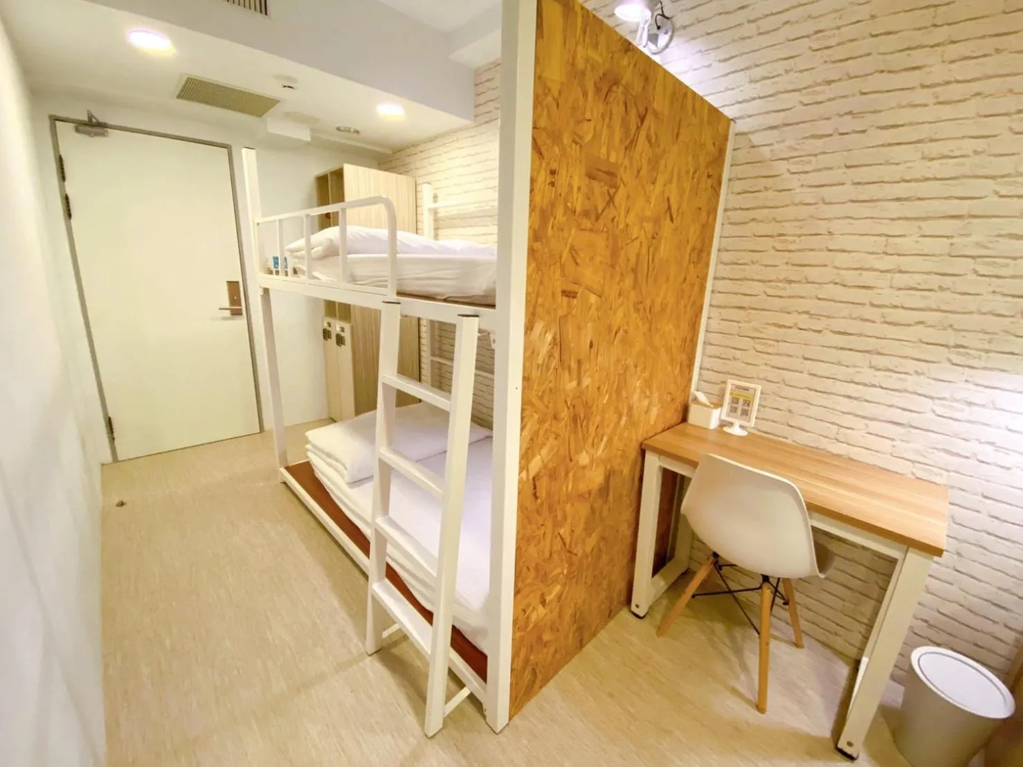 Photo of the whole room, Bed in Flyinn Hostel