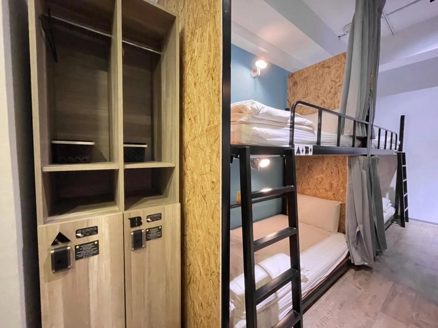 Photo of the whole room, Bed in Flyinn Hostel