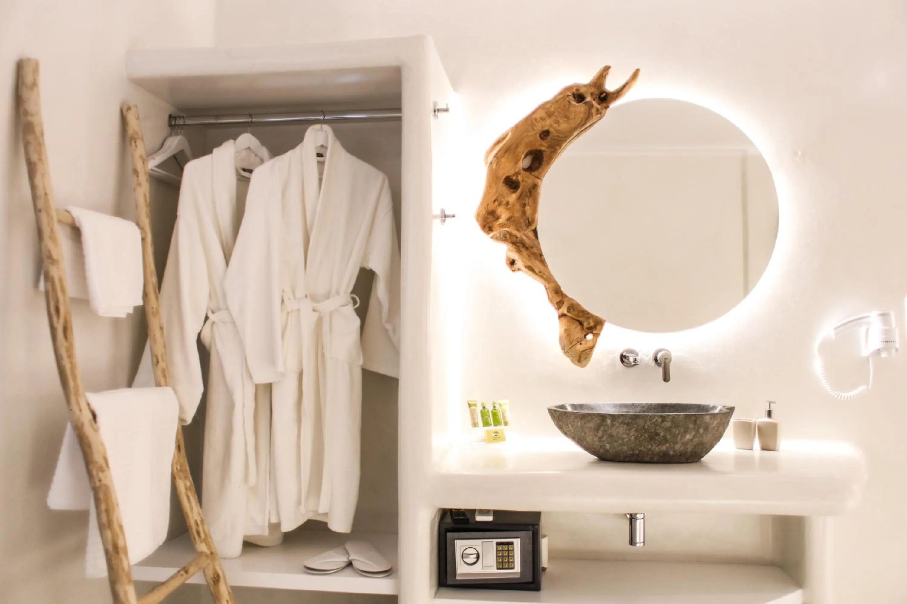 Area and facilities in Villa Elina suites and more