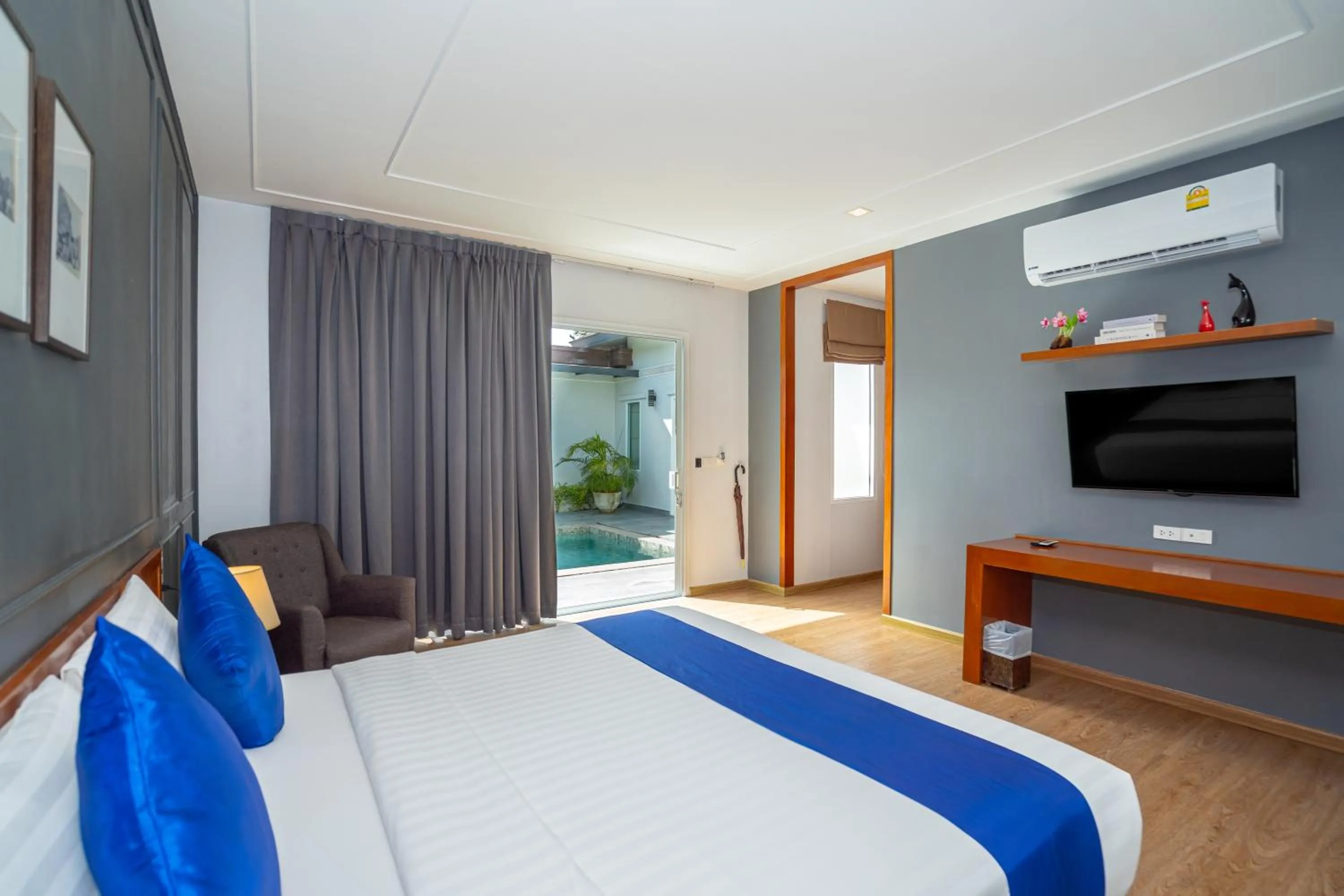 Communal lounge/ TV room, Bed in The Orchid Villa