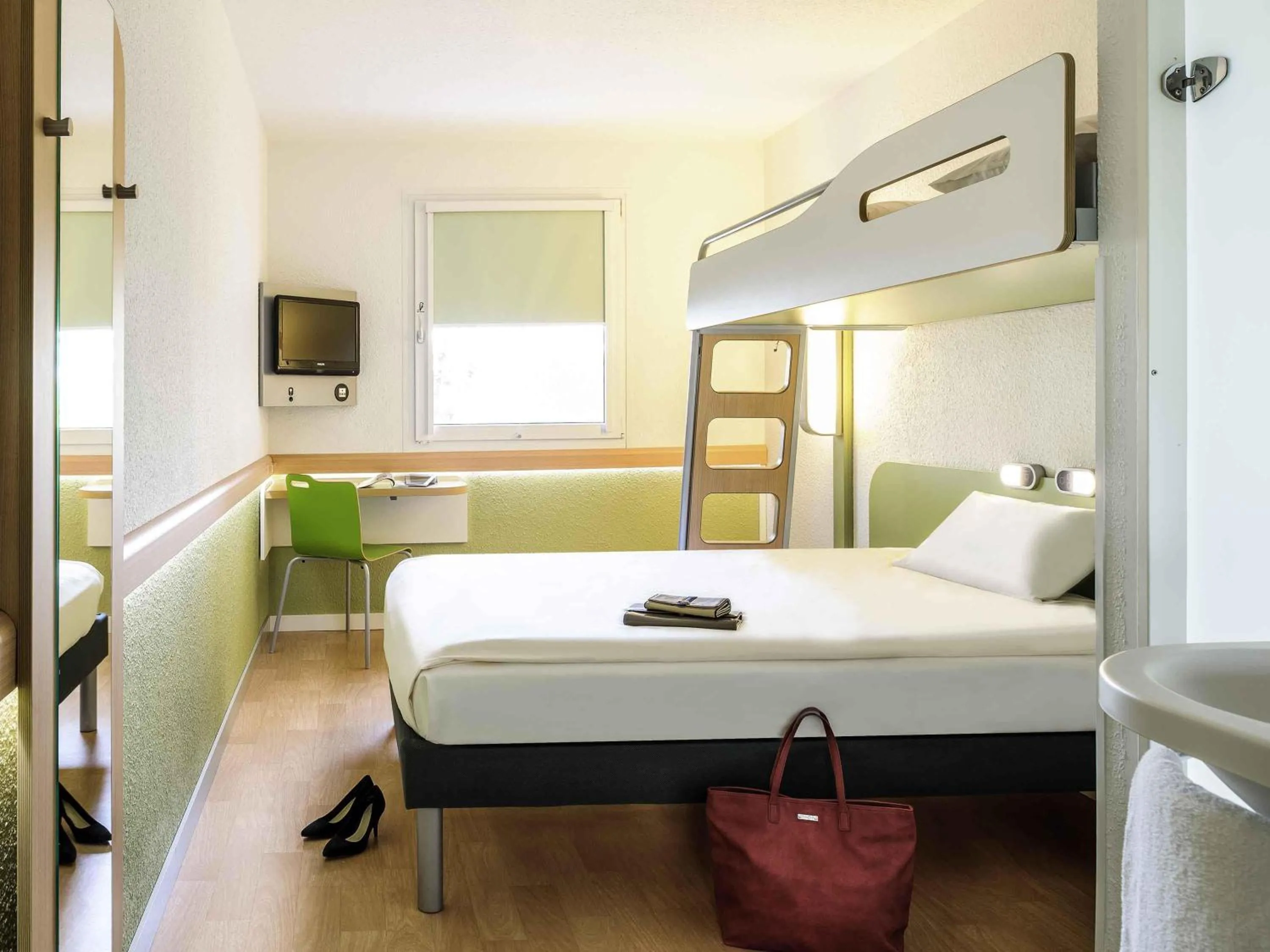 Bedroom, Bed in ibis budget Remiremont