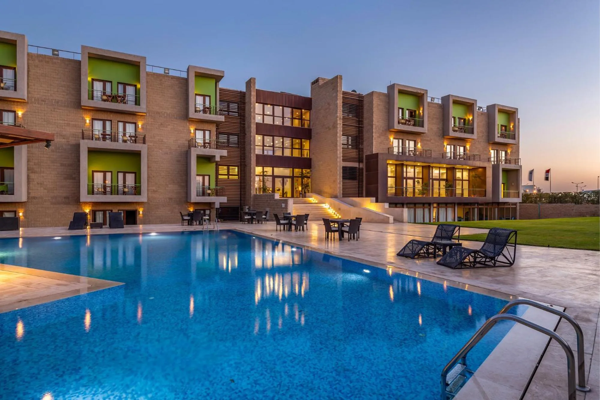 Swimming pool in Dhara Residence E2 Lodge Hotel