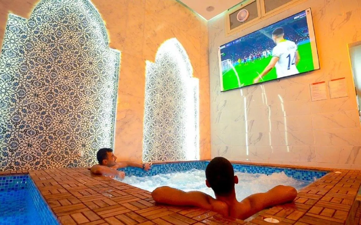 Hot Tub in The Guard Hotel