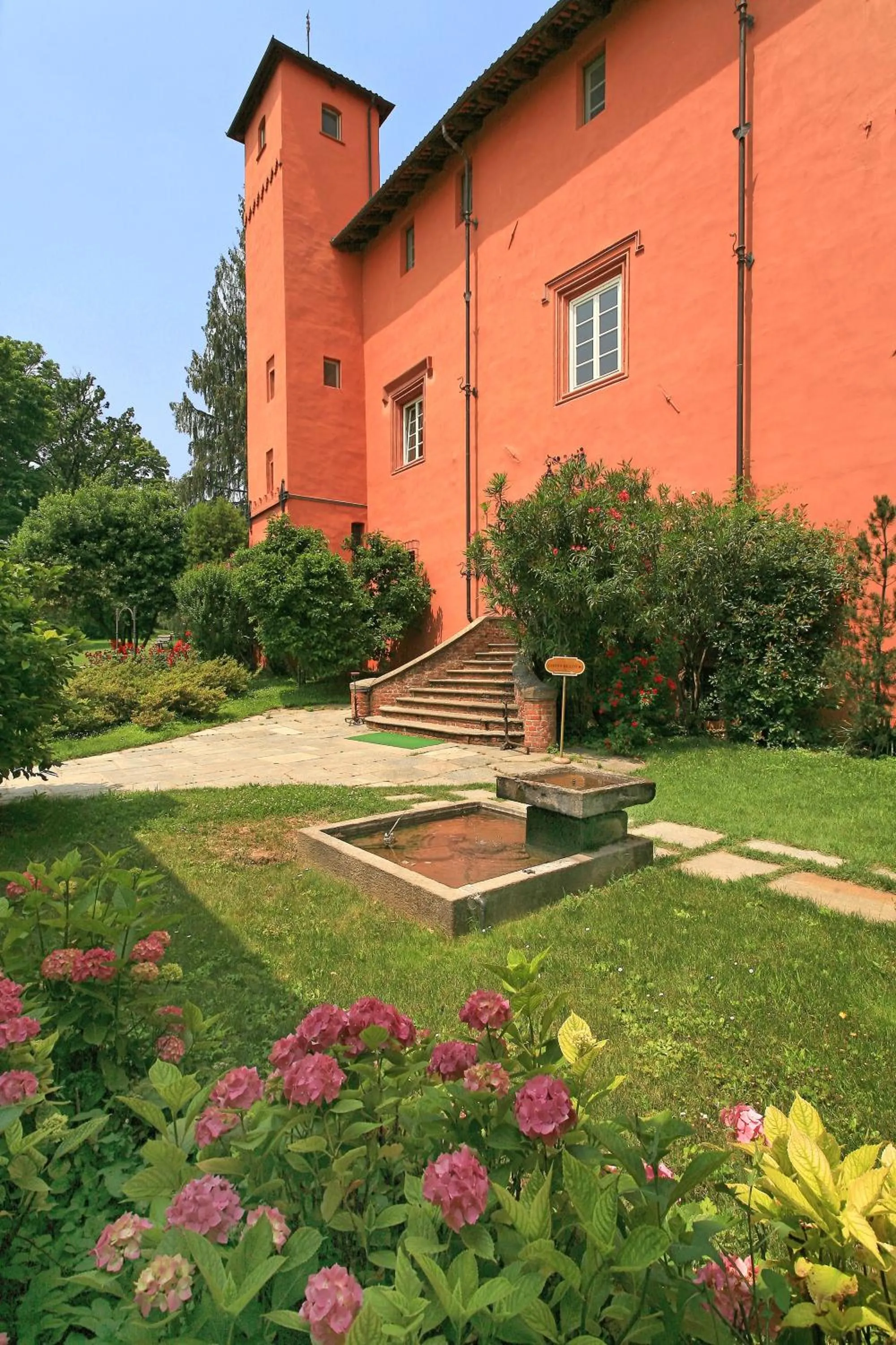 Restaurant/places to eat in Castello Rosso