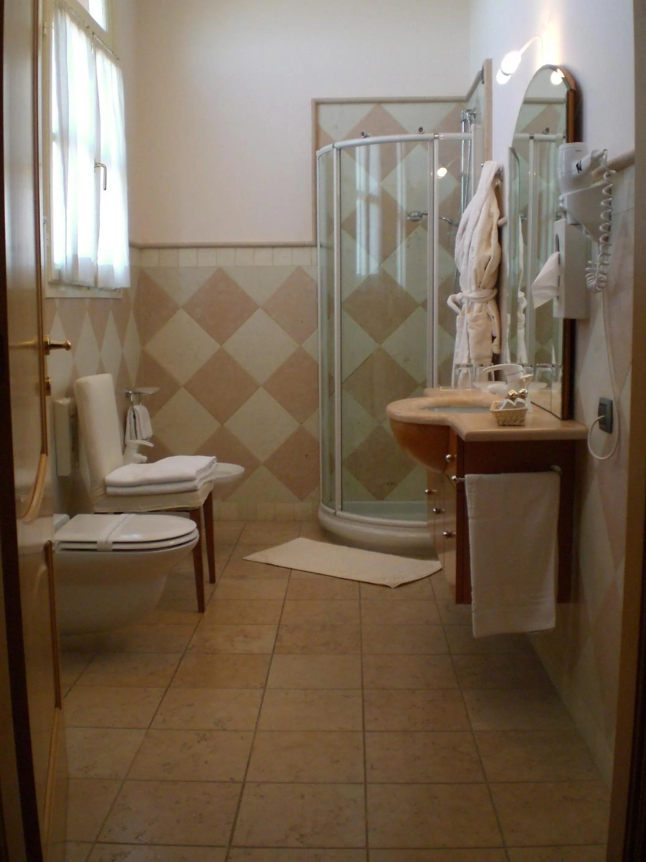 Shower in Castello Rosso