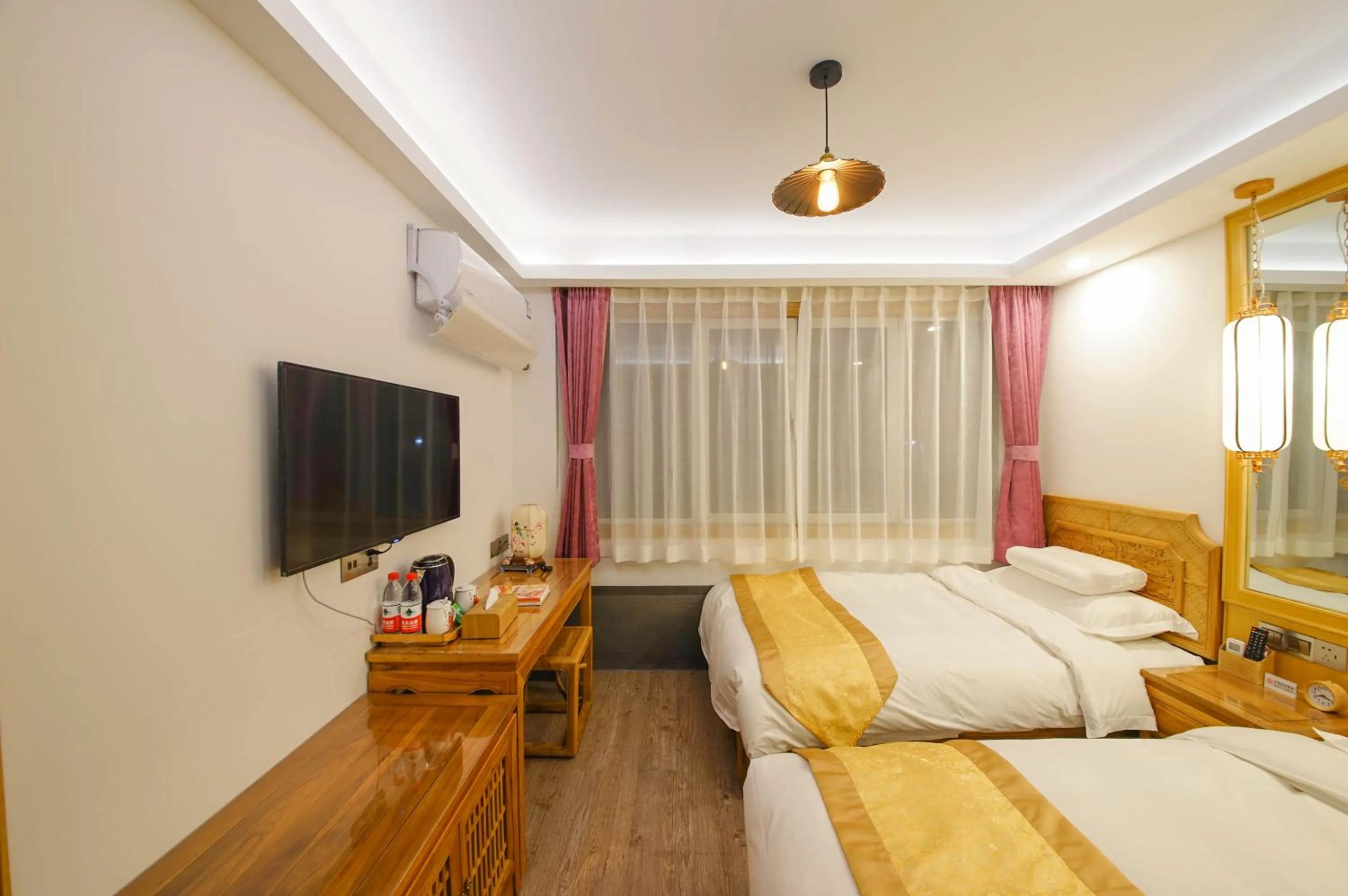 Photo of the whole room, Bed in Pipa Hotel Datong