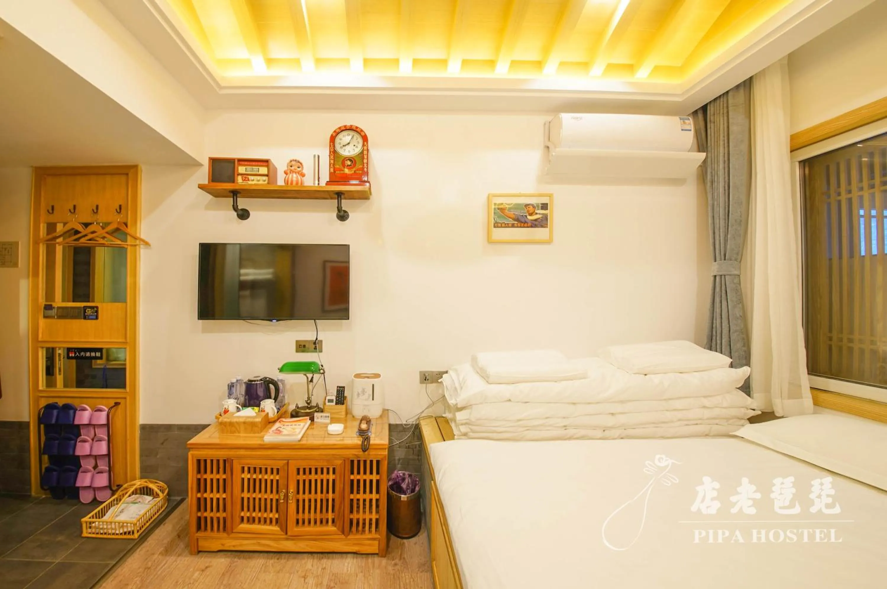 TV and multimedia, Bed in Pipa Hotel Datong