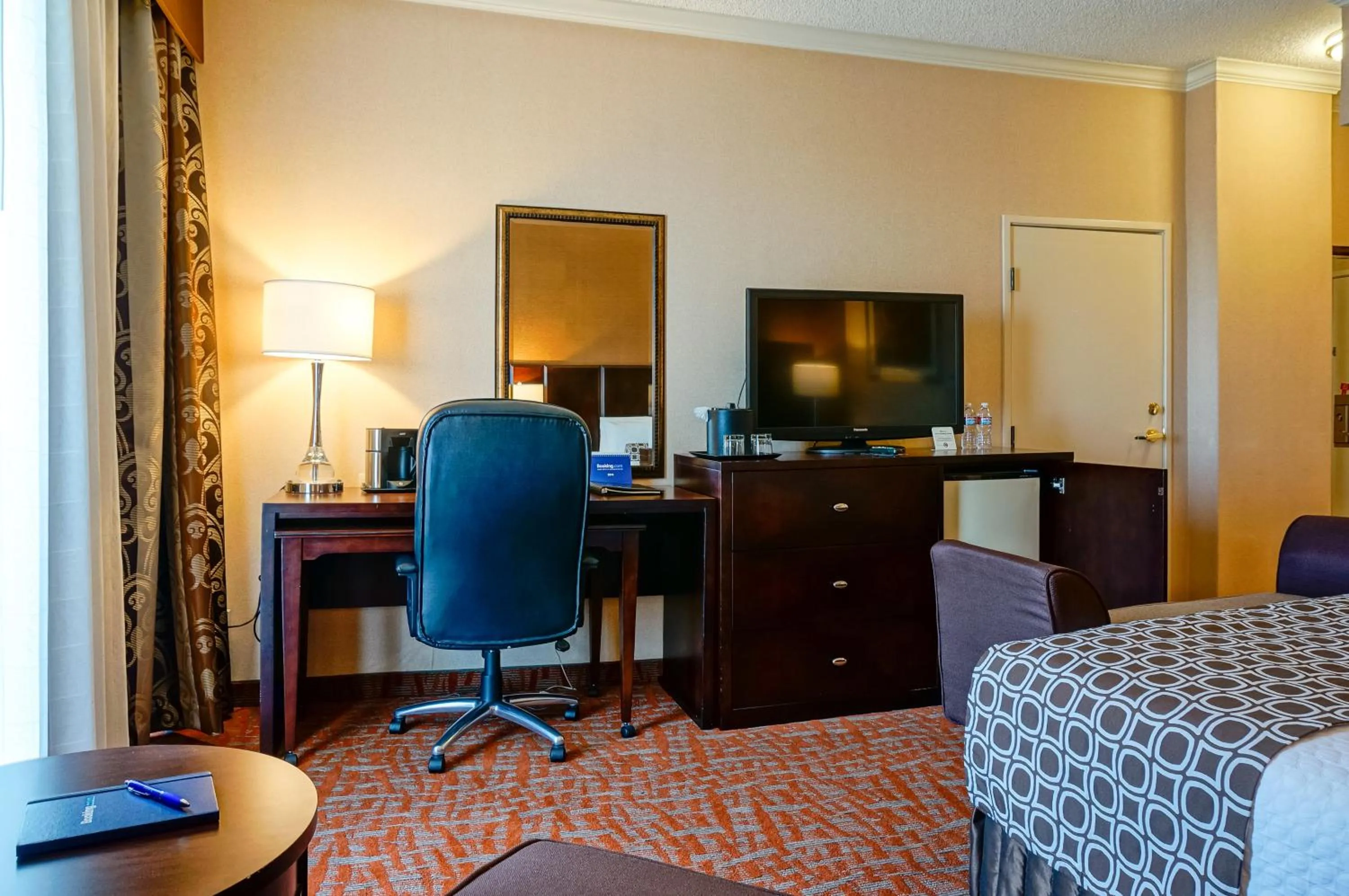 Bed, TV/Entertainment Center in The Hotel Fullerton Anaheim