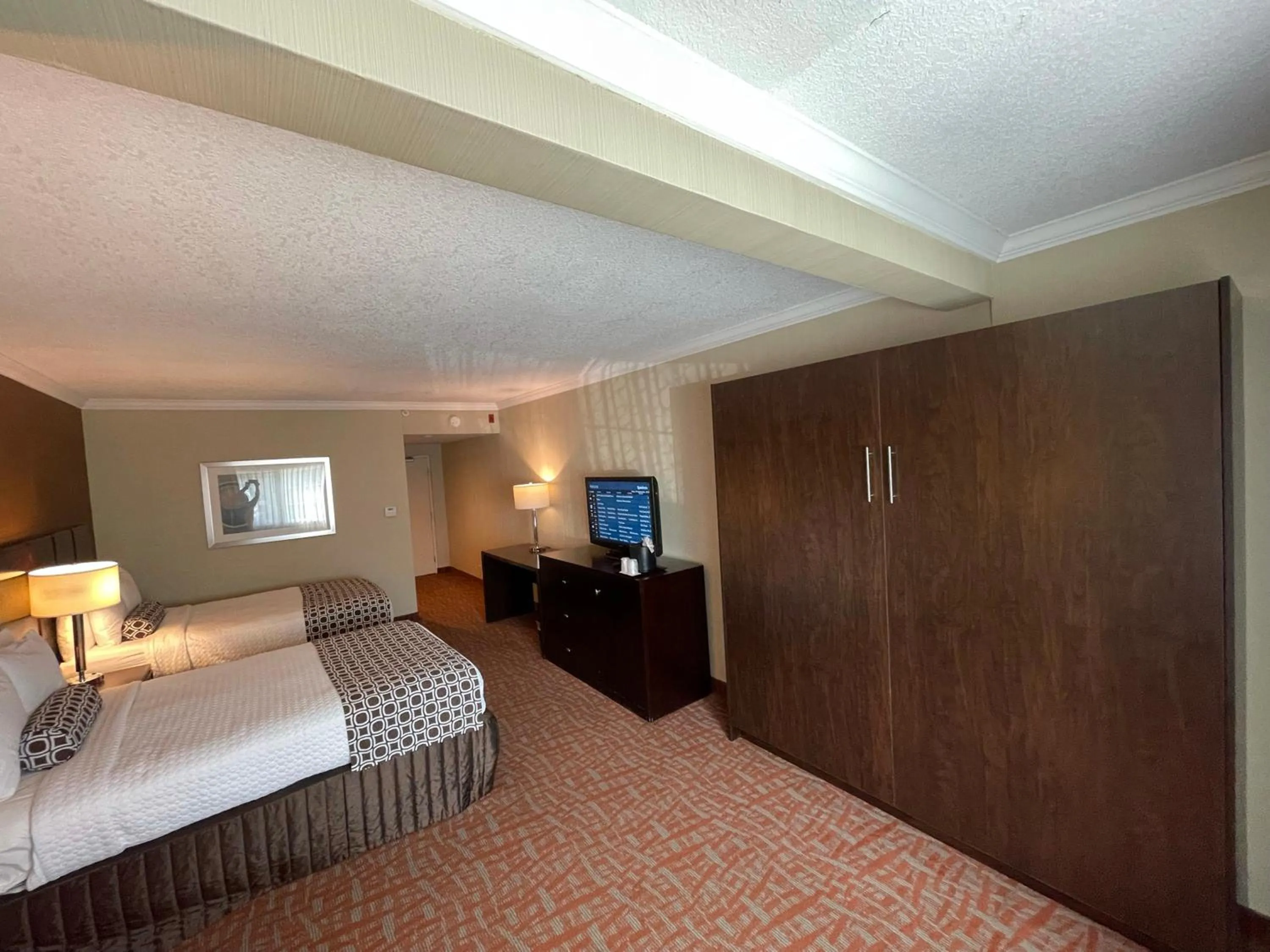 Bed, TV/Entertainment Center in The Hotel Fullerton Anaheim