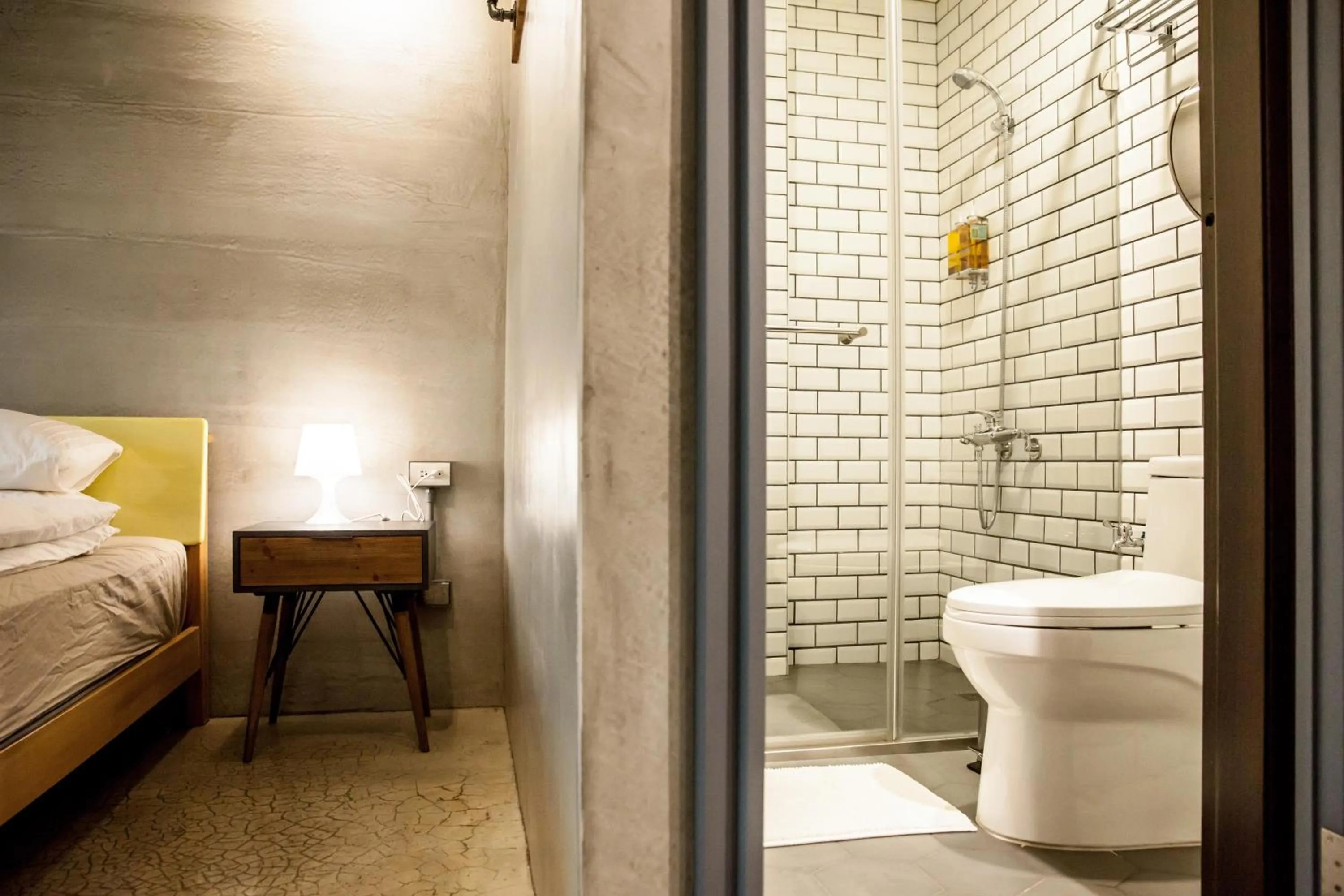 Shower, Bed in Genuinn