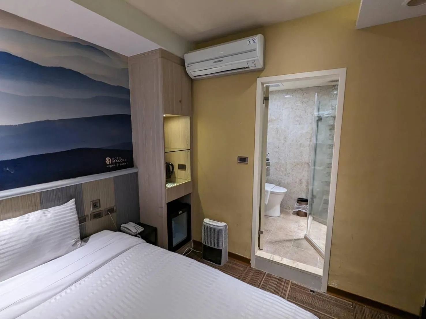 Shower, Bed in Macchi Hotel - Taipei