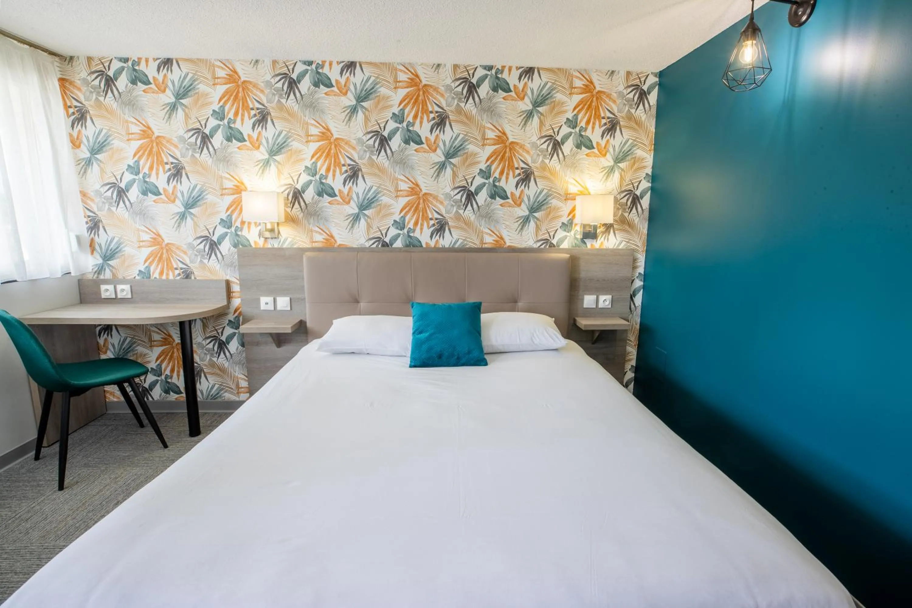 Bedroom, Bed in Kyriad Direct Laon