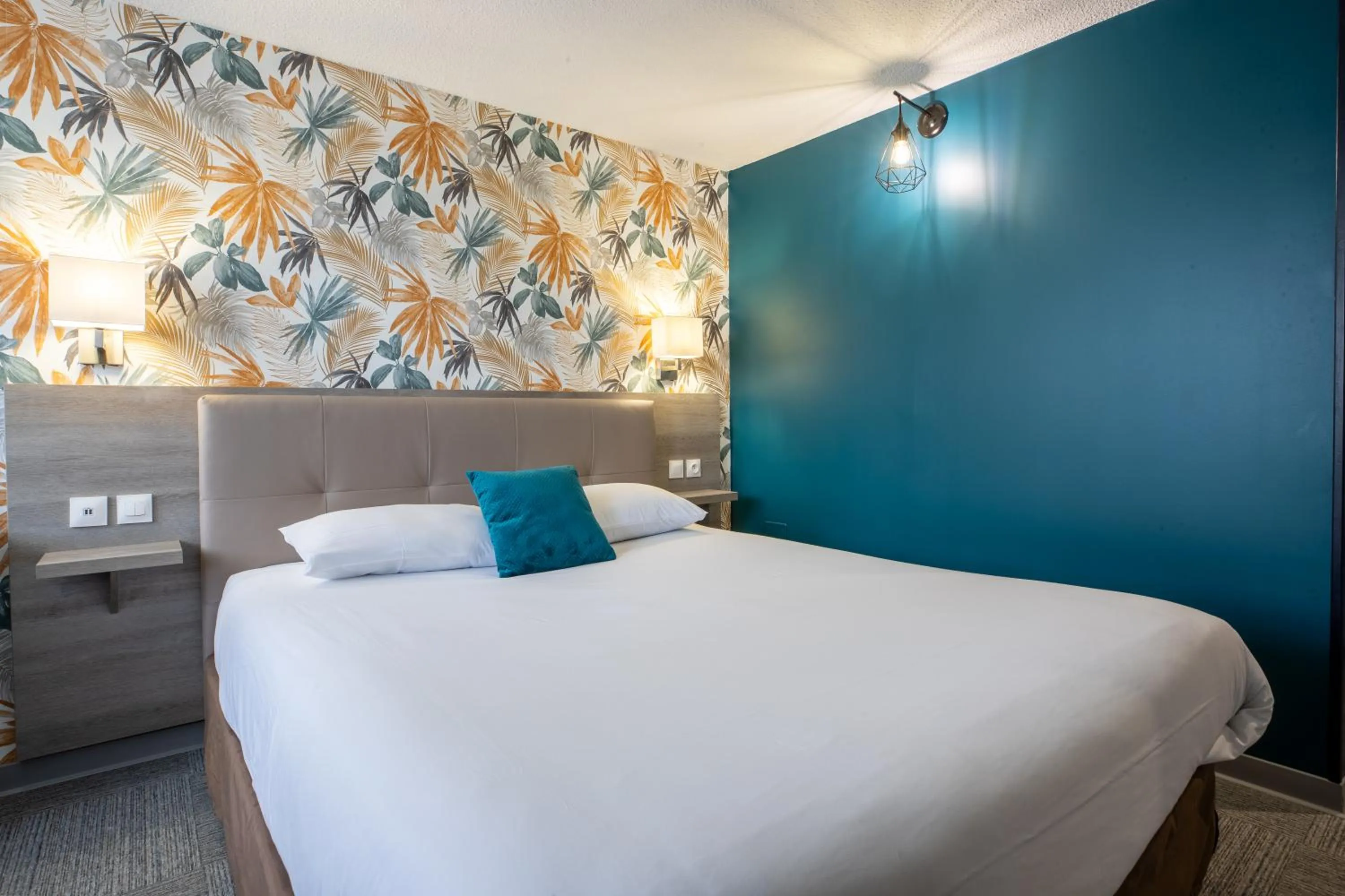 Bedroom, Bed in Kyriad Direct Laon