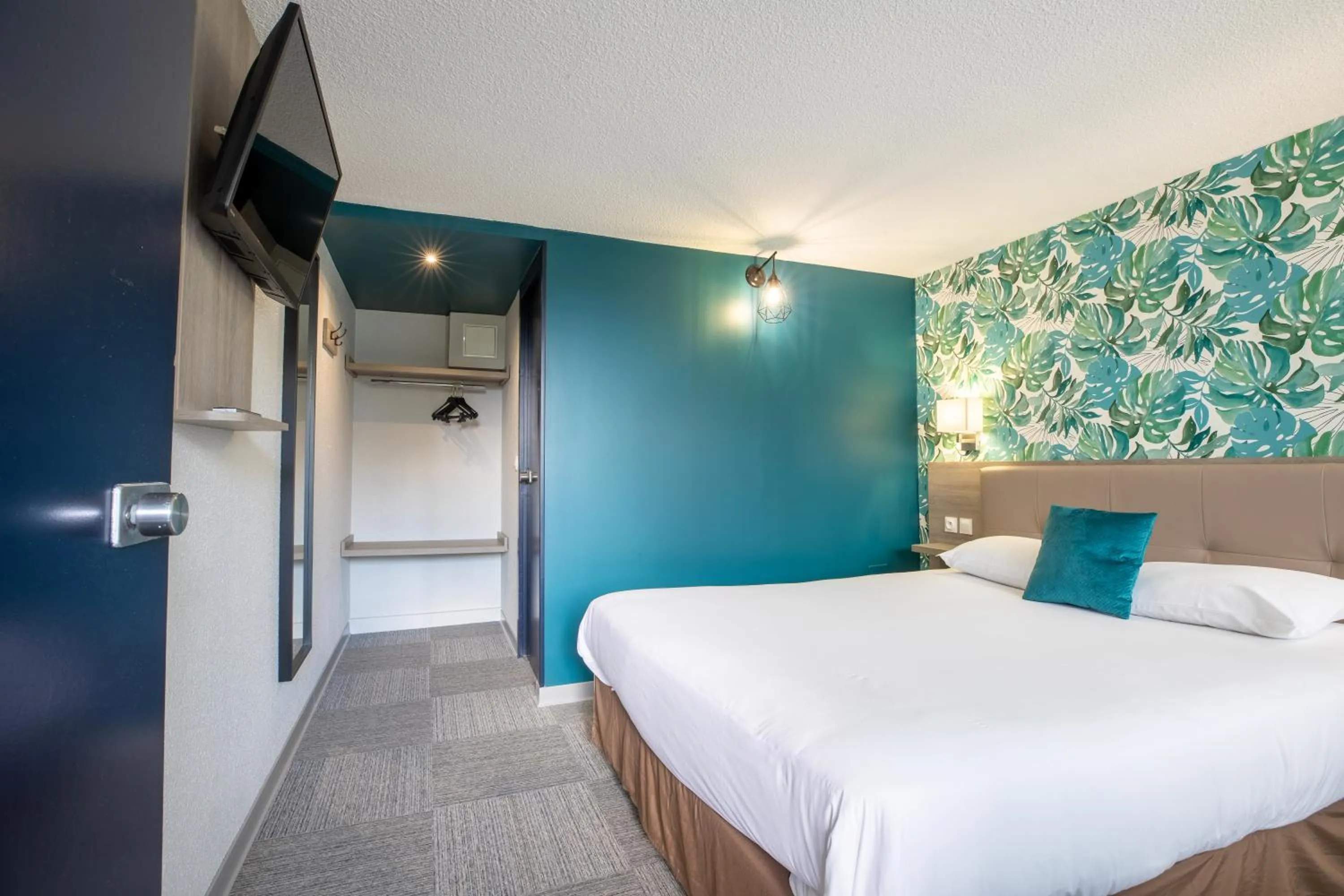 Bedroom, Bed in Kyriad Direct Laon