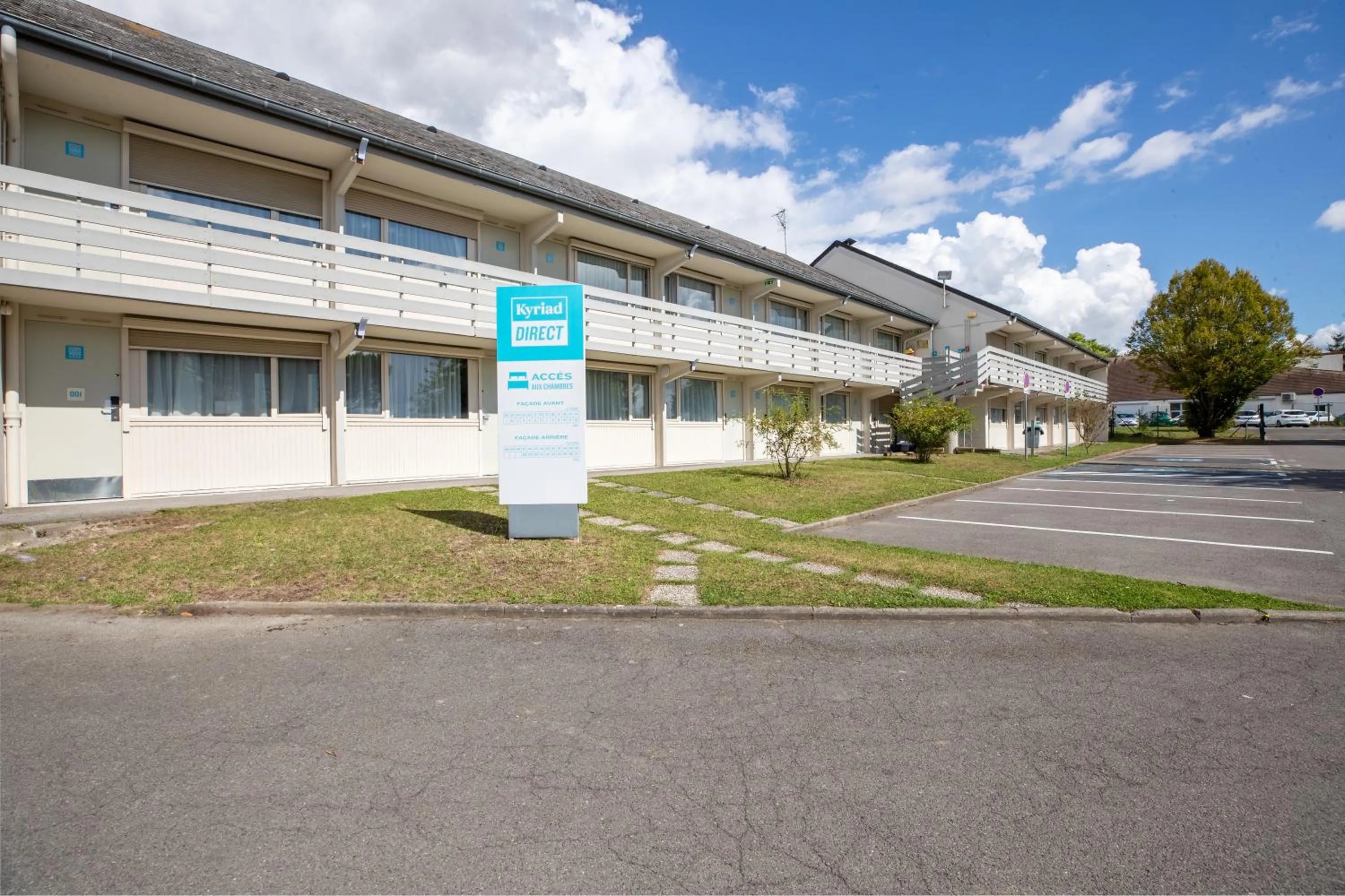 Property building in Kyriad Direct Laon