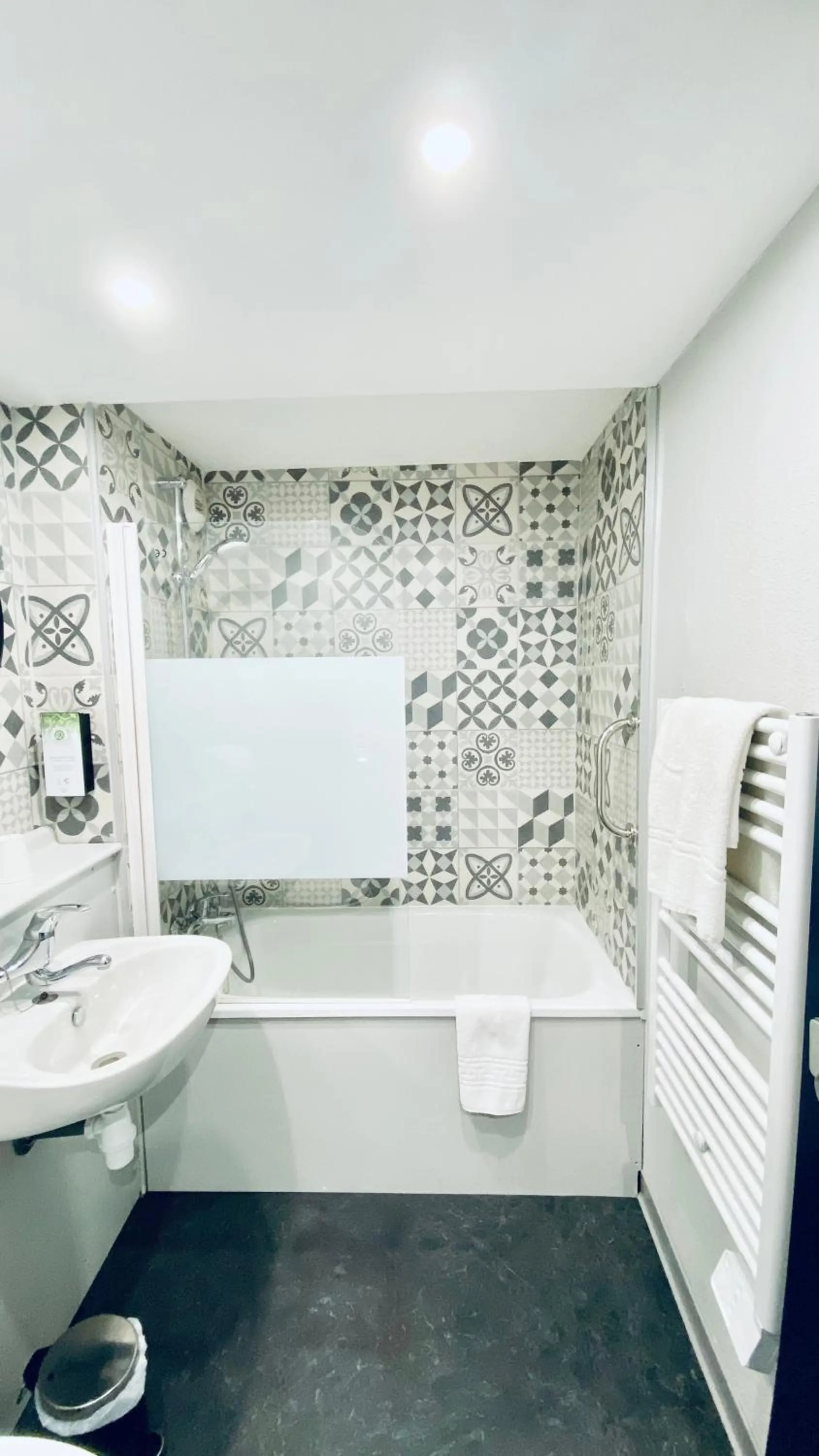 Bathroom in Kyriad Direct Laon