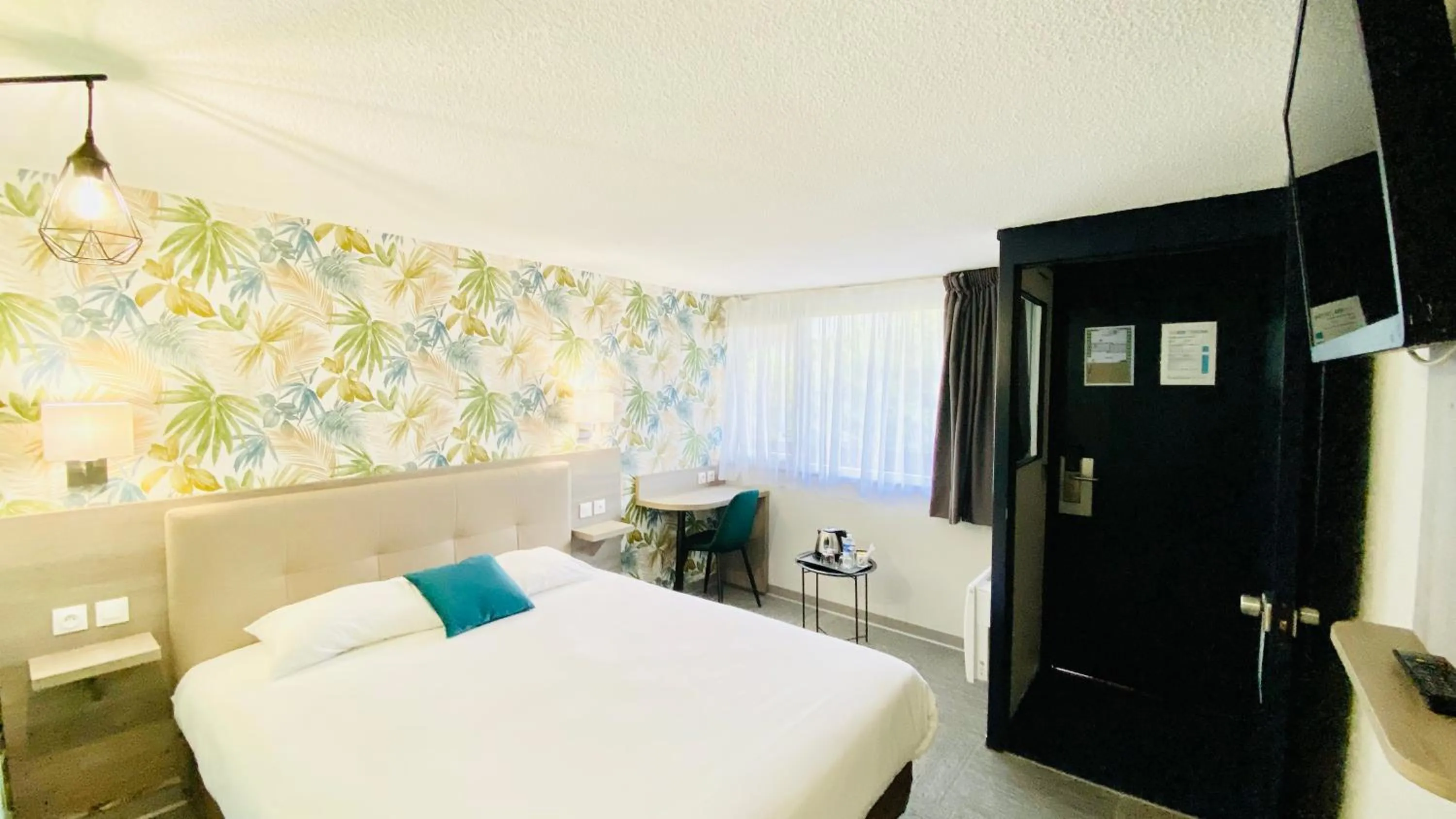 Photo of the whole room, Bed in Kyriad Direct Laon