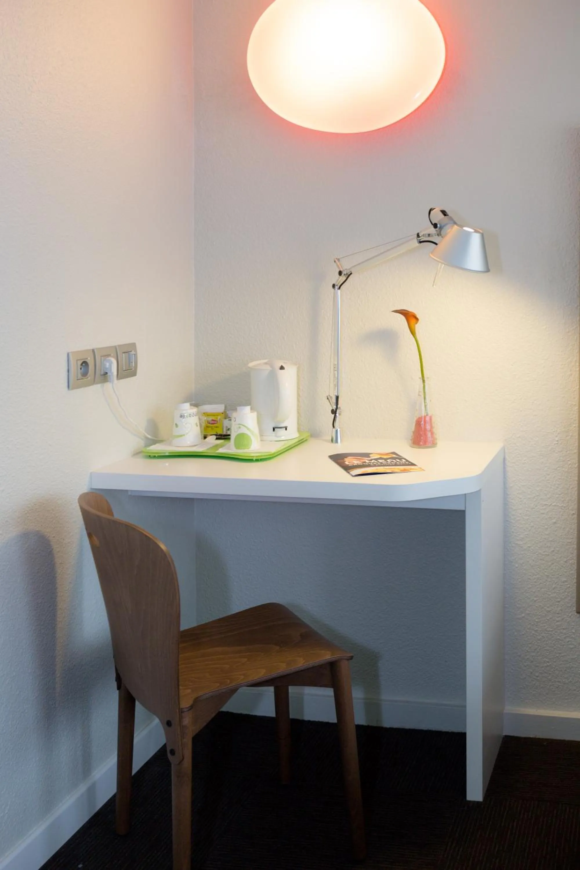 Coffee/tea facilities in Campanile Laval Ouest