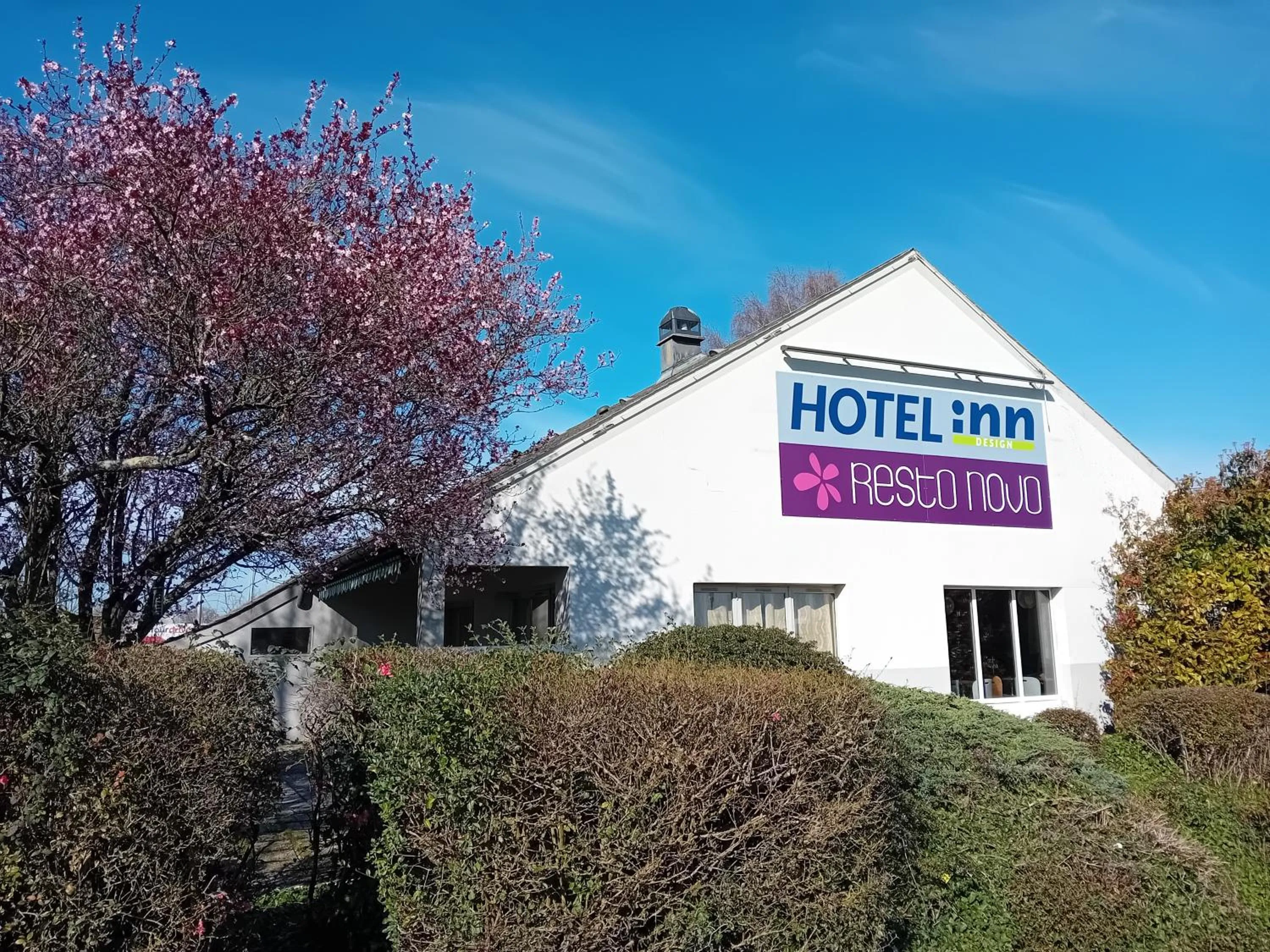 Property building in Hôtel Inn Design Laval