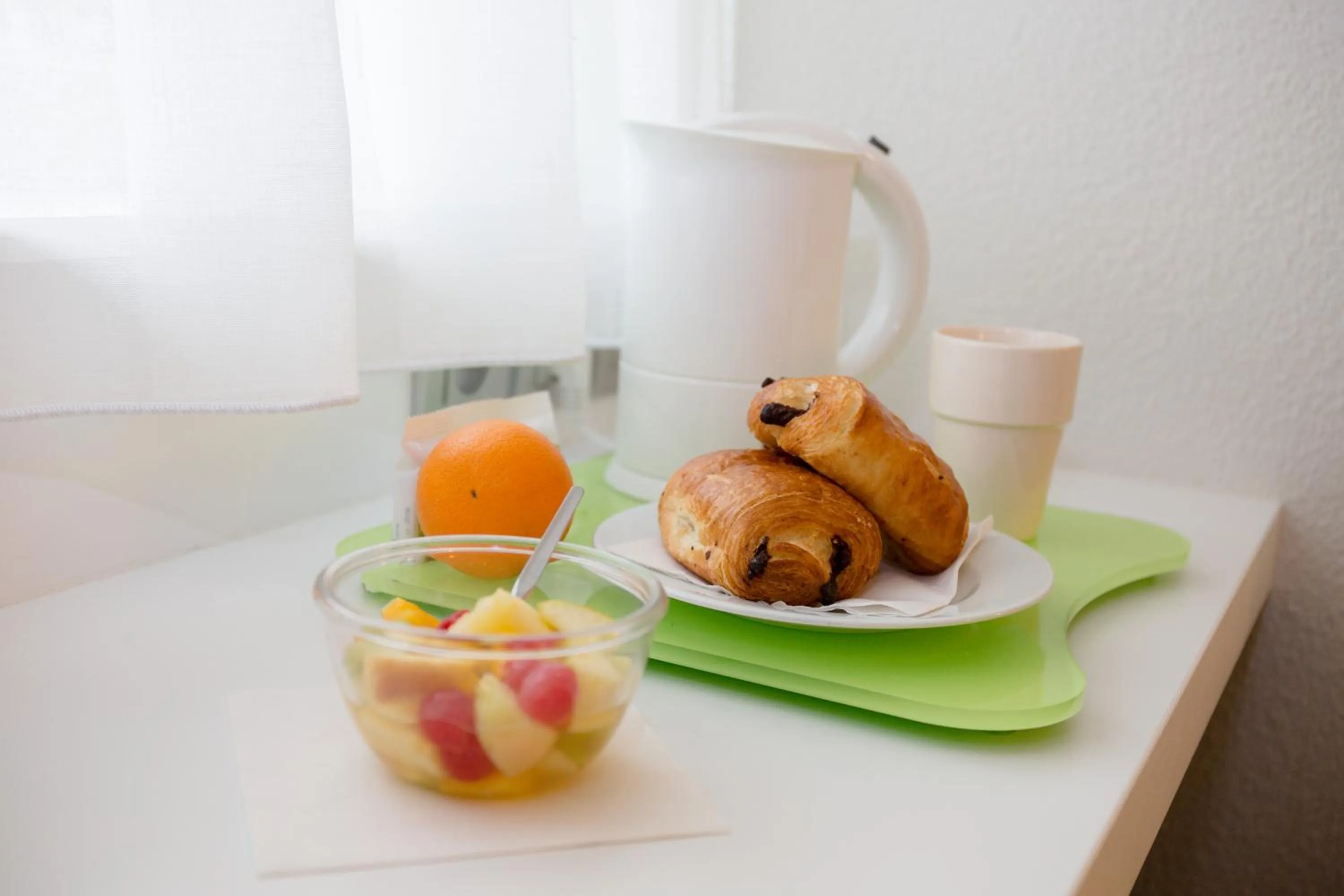 Coffee/tea facilities in Campanile Laval Ouest