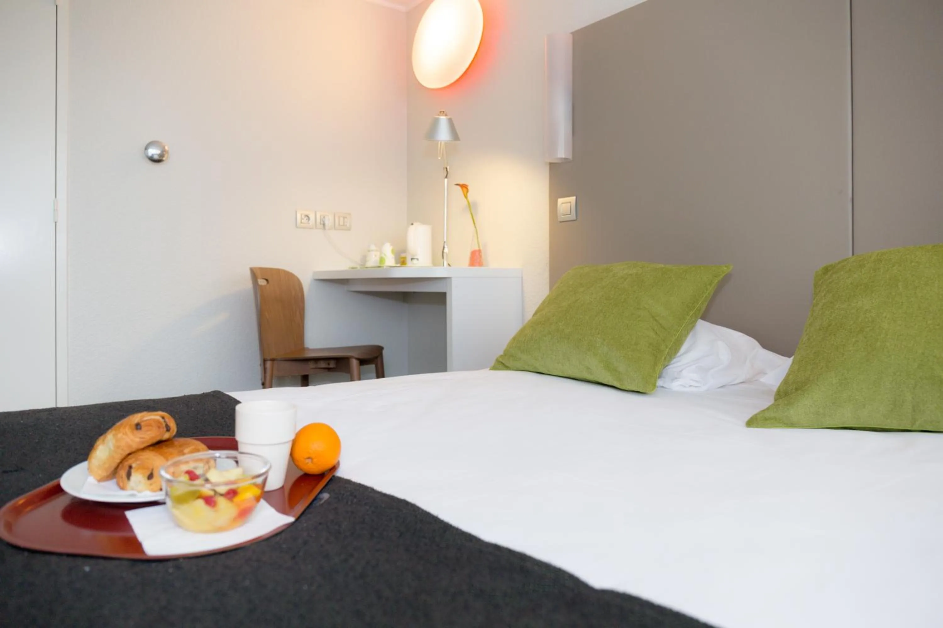 Bedroom, Bed in Campanile Laval Ouest