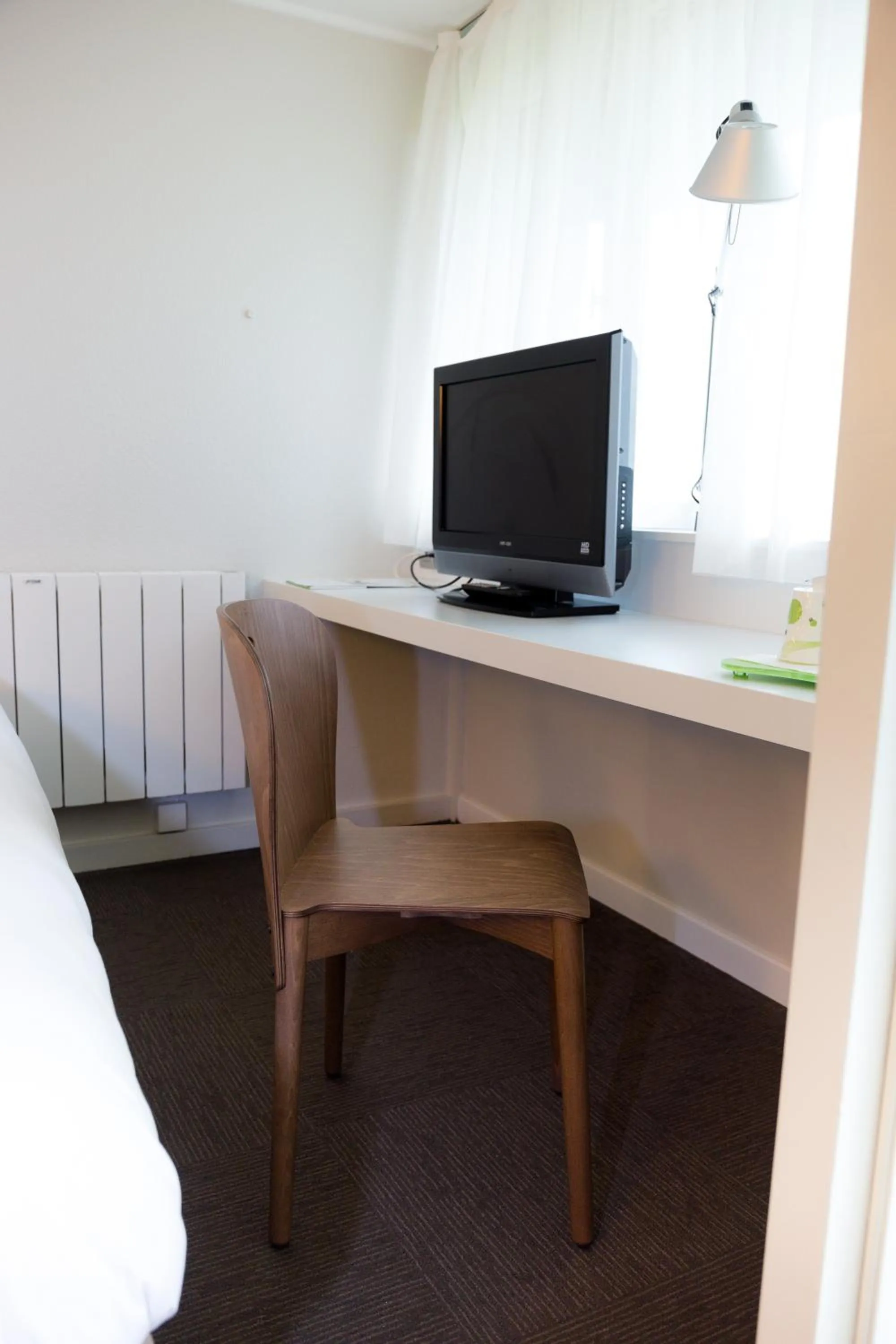 Bedroom, Bed in Campanile Laval Ouest