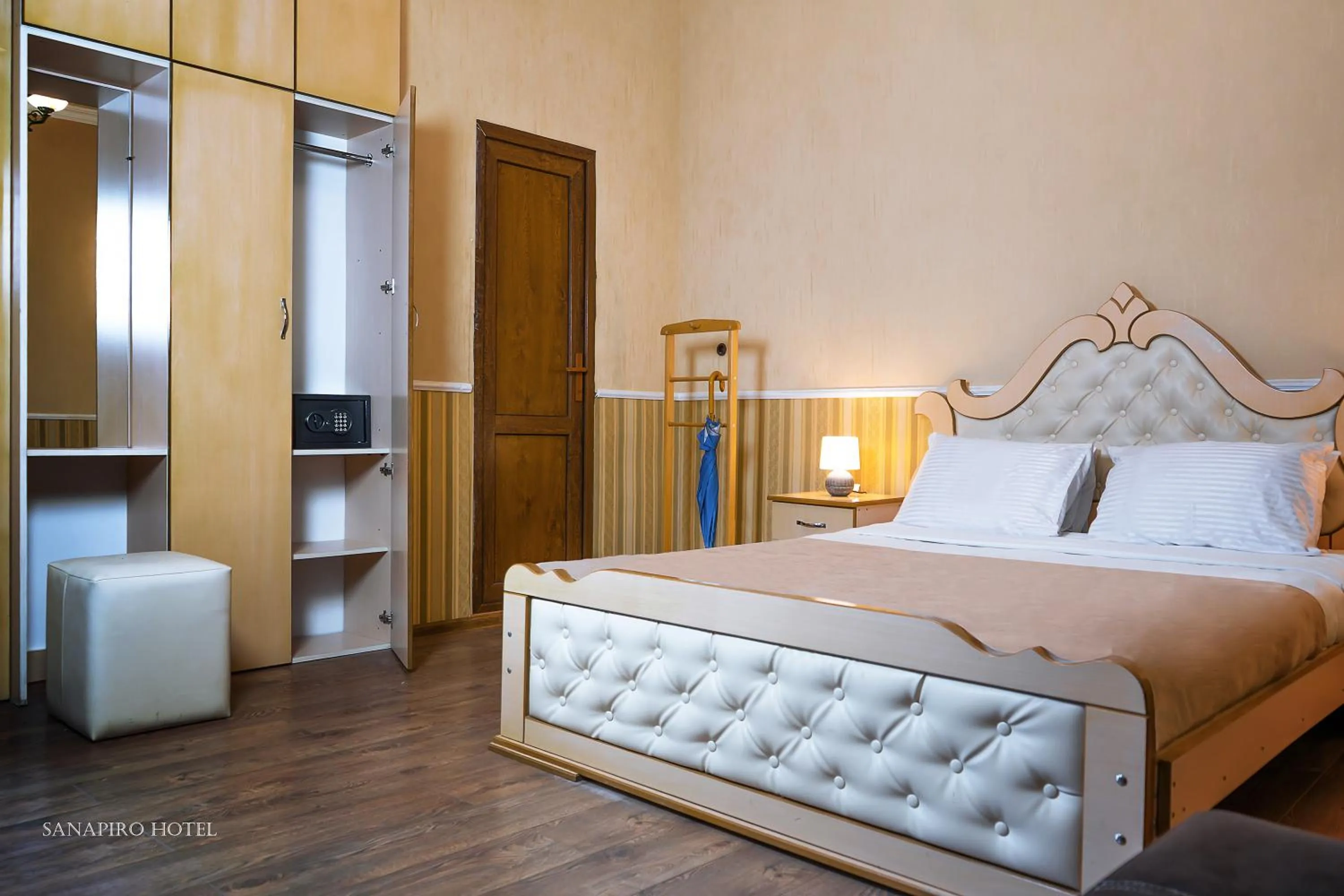 Bedroom, Bed in Sanapiro Hotel