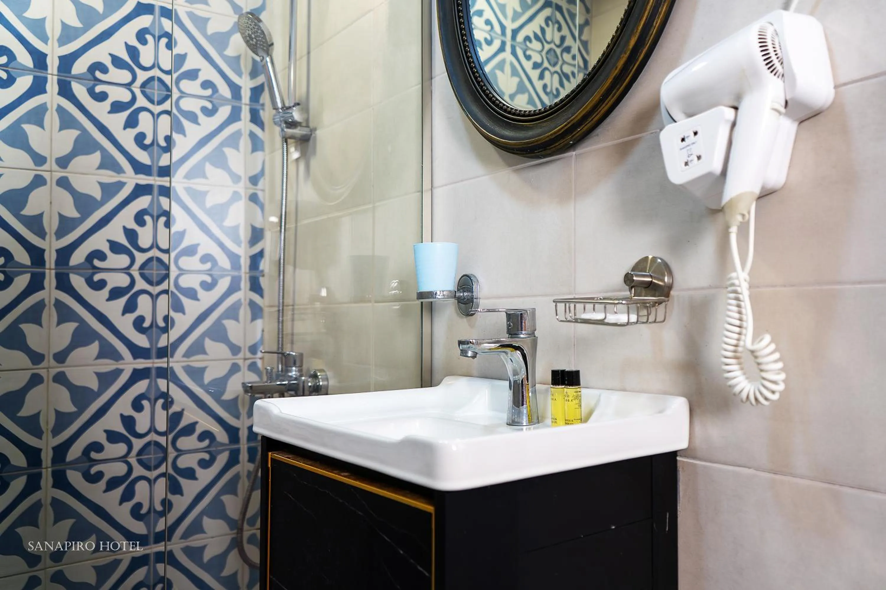 Bathroom in Sanapiro Hotel