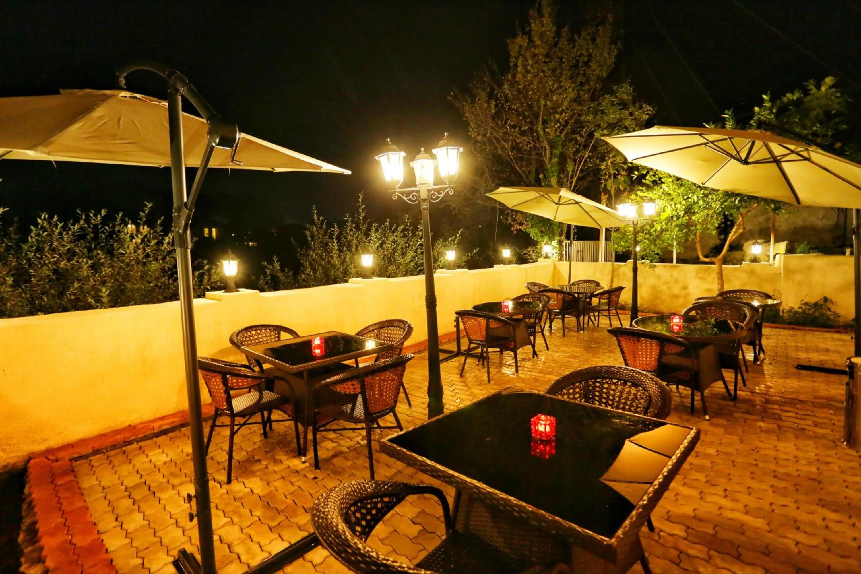 Restaurant/places to eat in Sanapiro Hotel