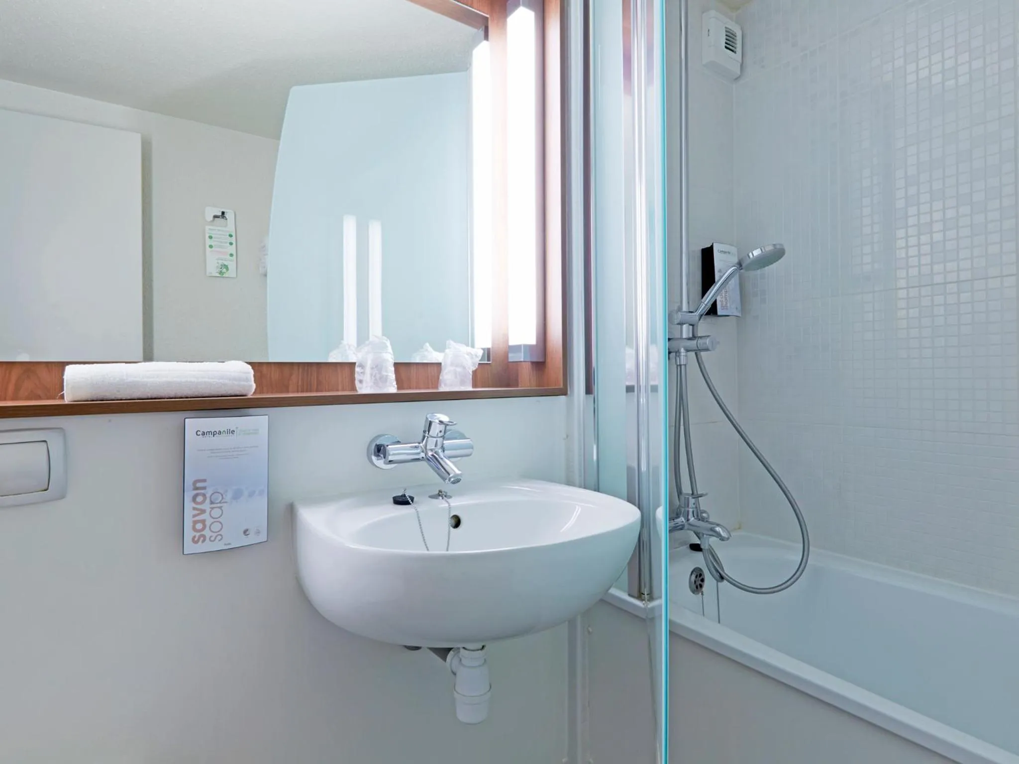 Bathroom in Campanile Lens