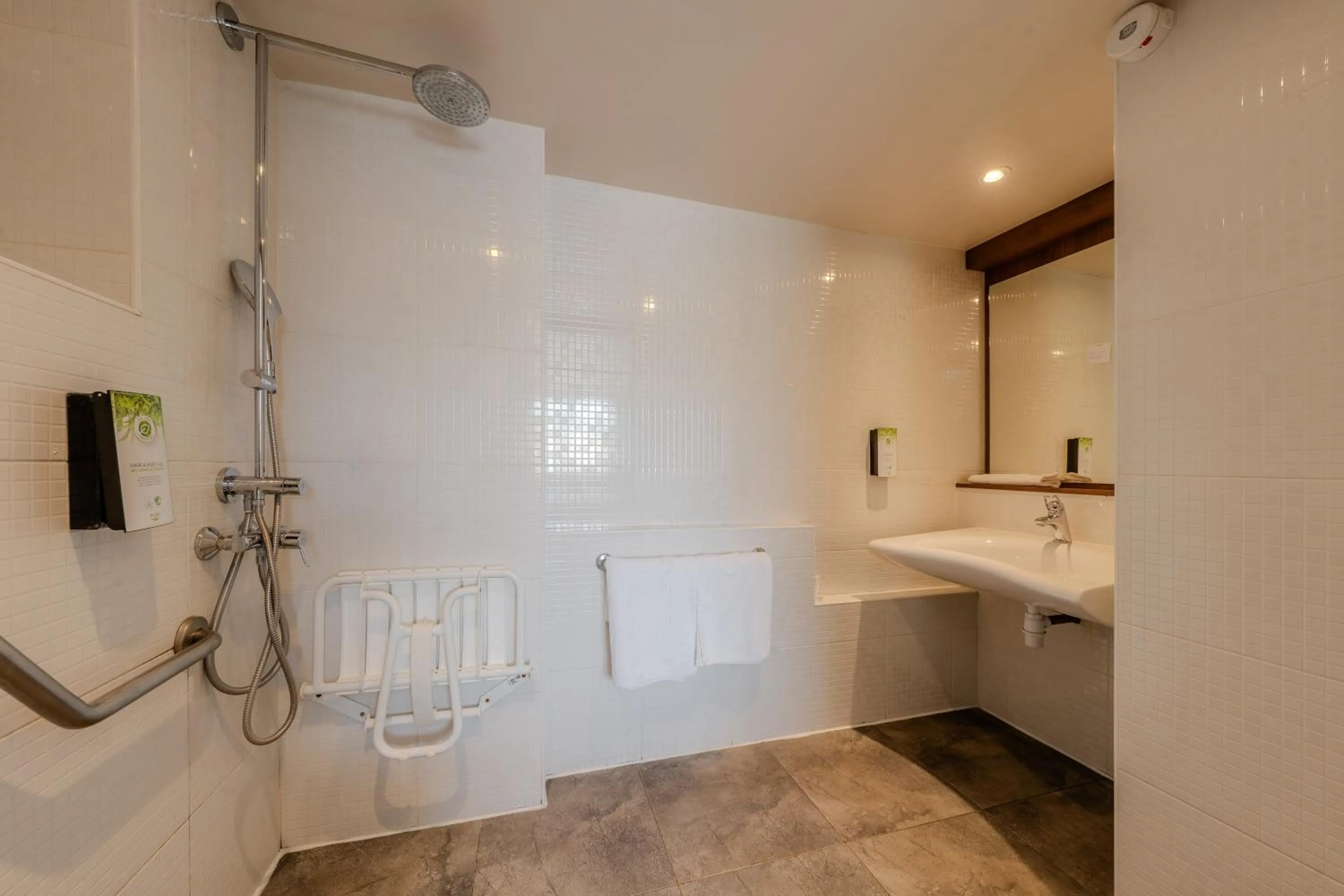 Bathroom in Campanile NATURE - Lille Est Villeneuve-d'Ascq