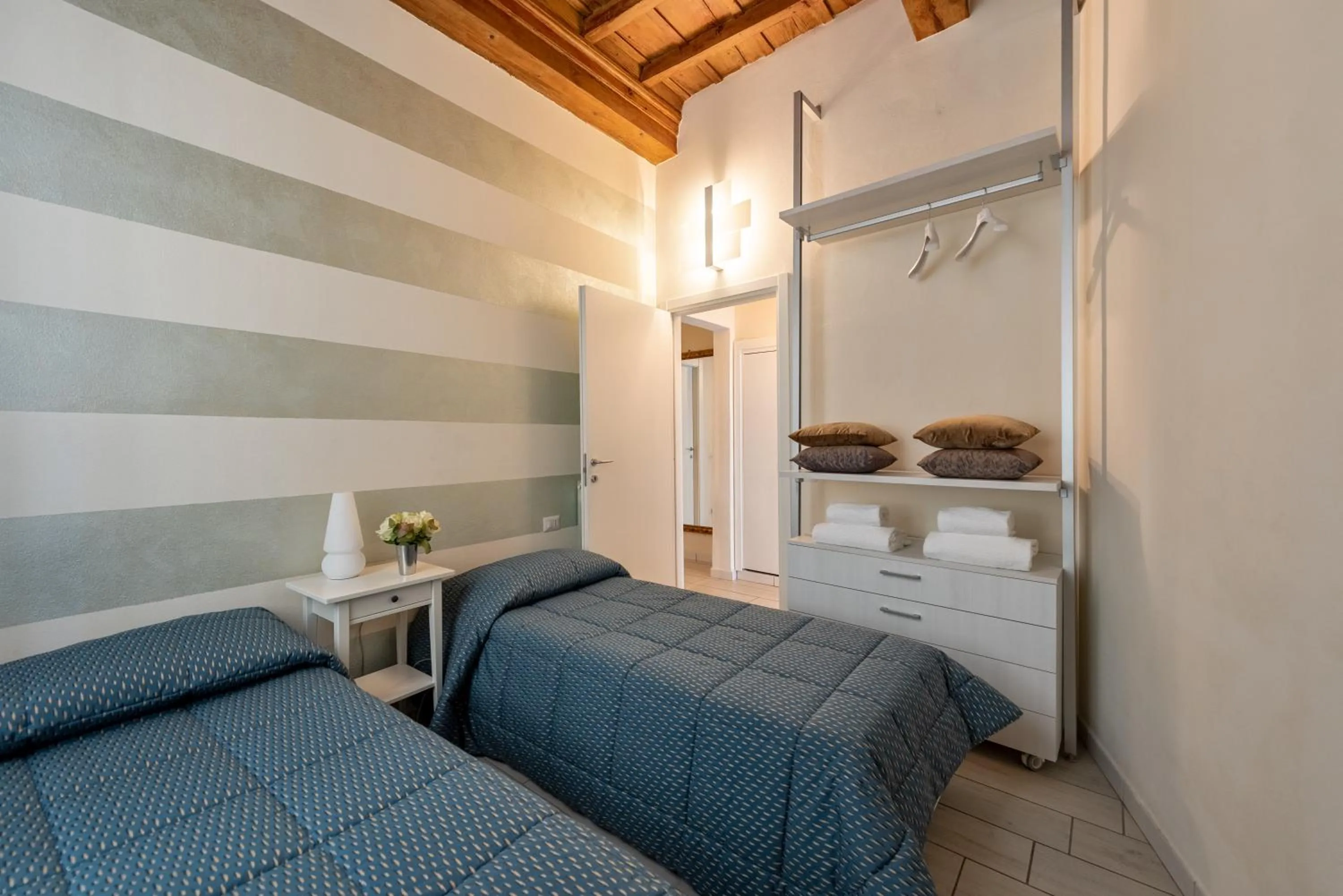 Bedroom, Bed in Windows On Florence