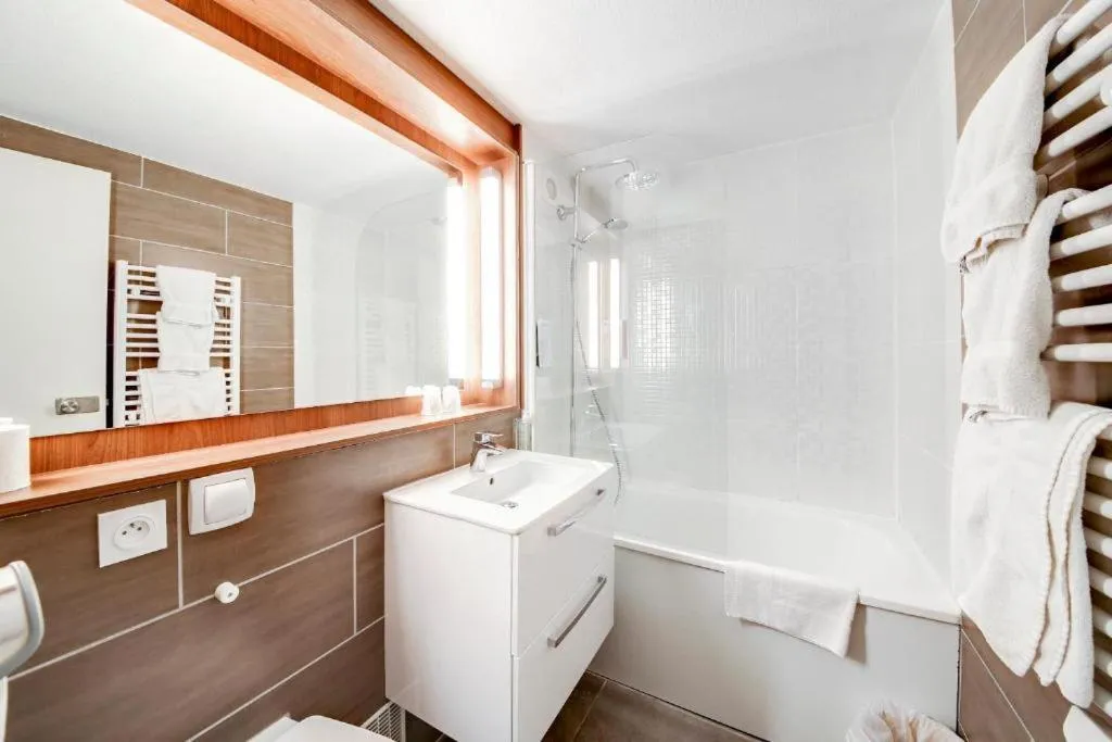 Bathroom in Brit Hotel Confort Nancy Lunéville