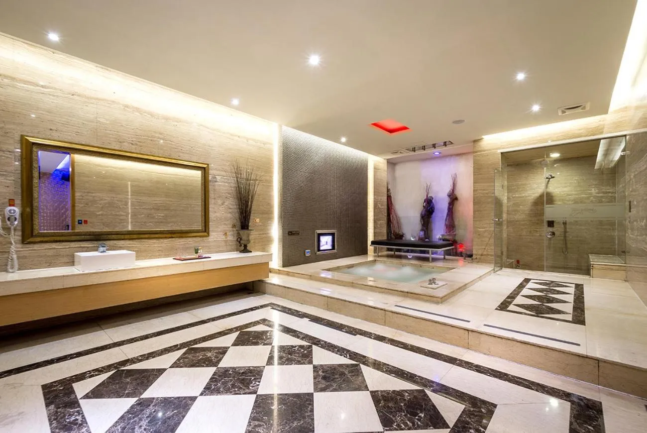 Shower in Norway Forest Villa Motel