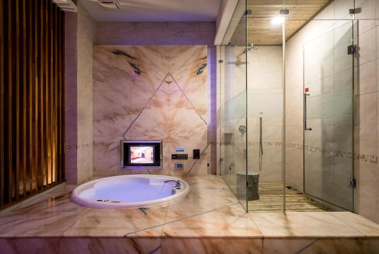 Shower in Norway Forest Villa Motel