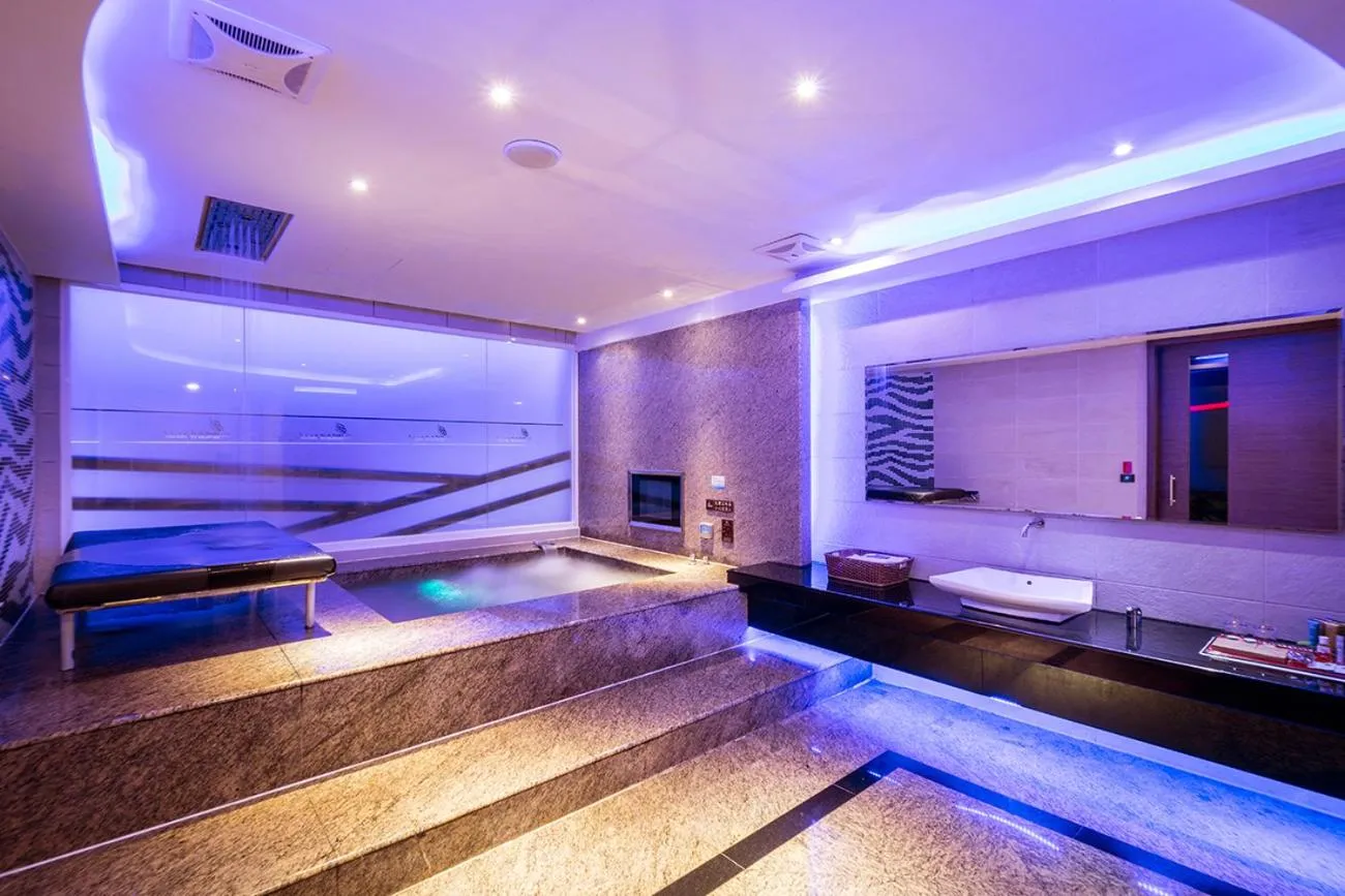 Hot Tub in Norway Forest Villa Motel