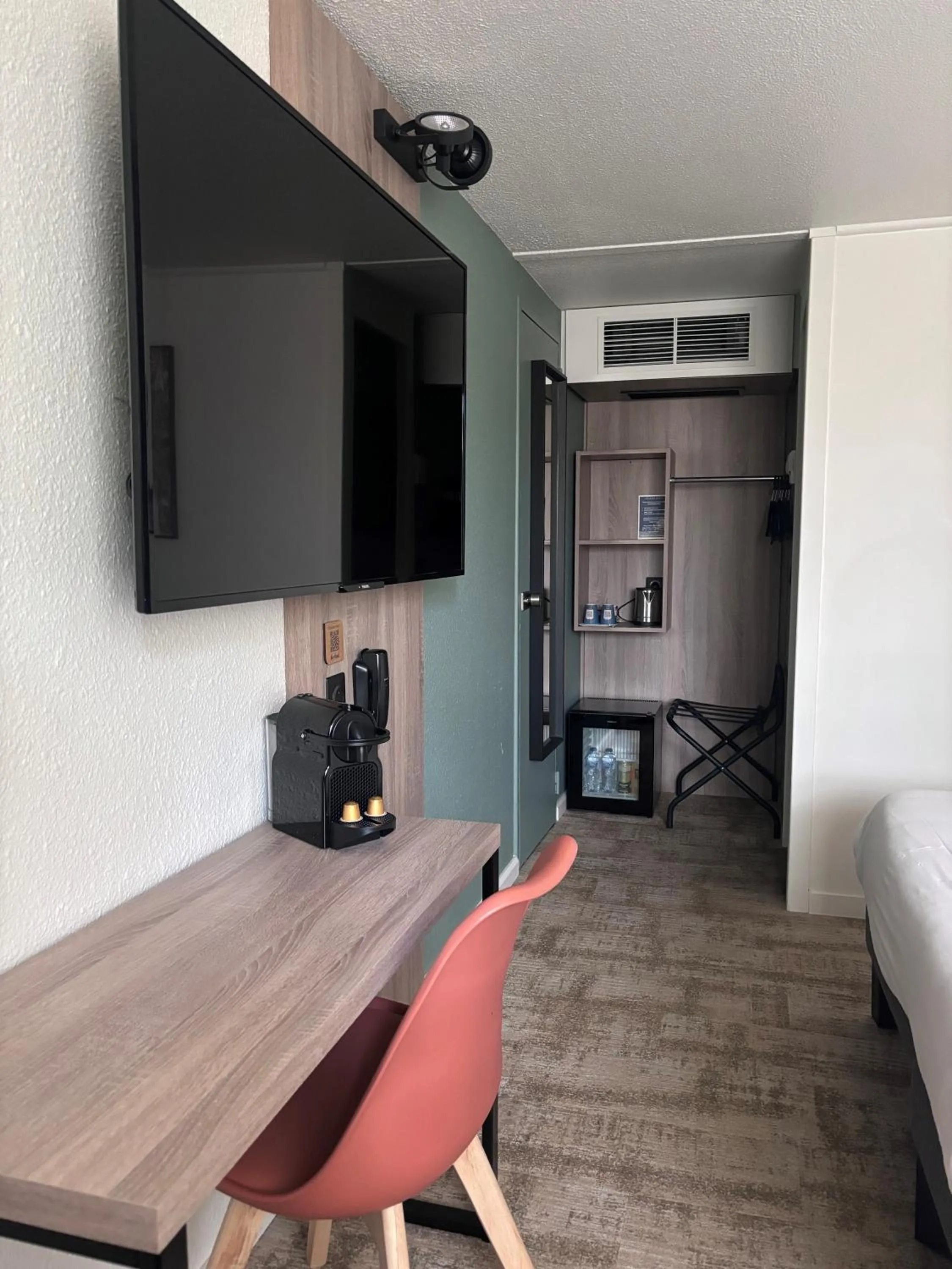 Bedroom, Bed in HÔTEL KYRIAD MARSEILLE - Vitrolles Aéroport