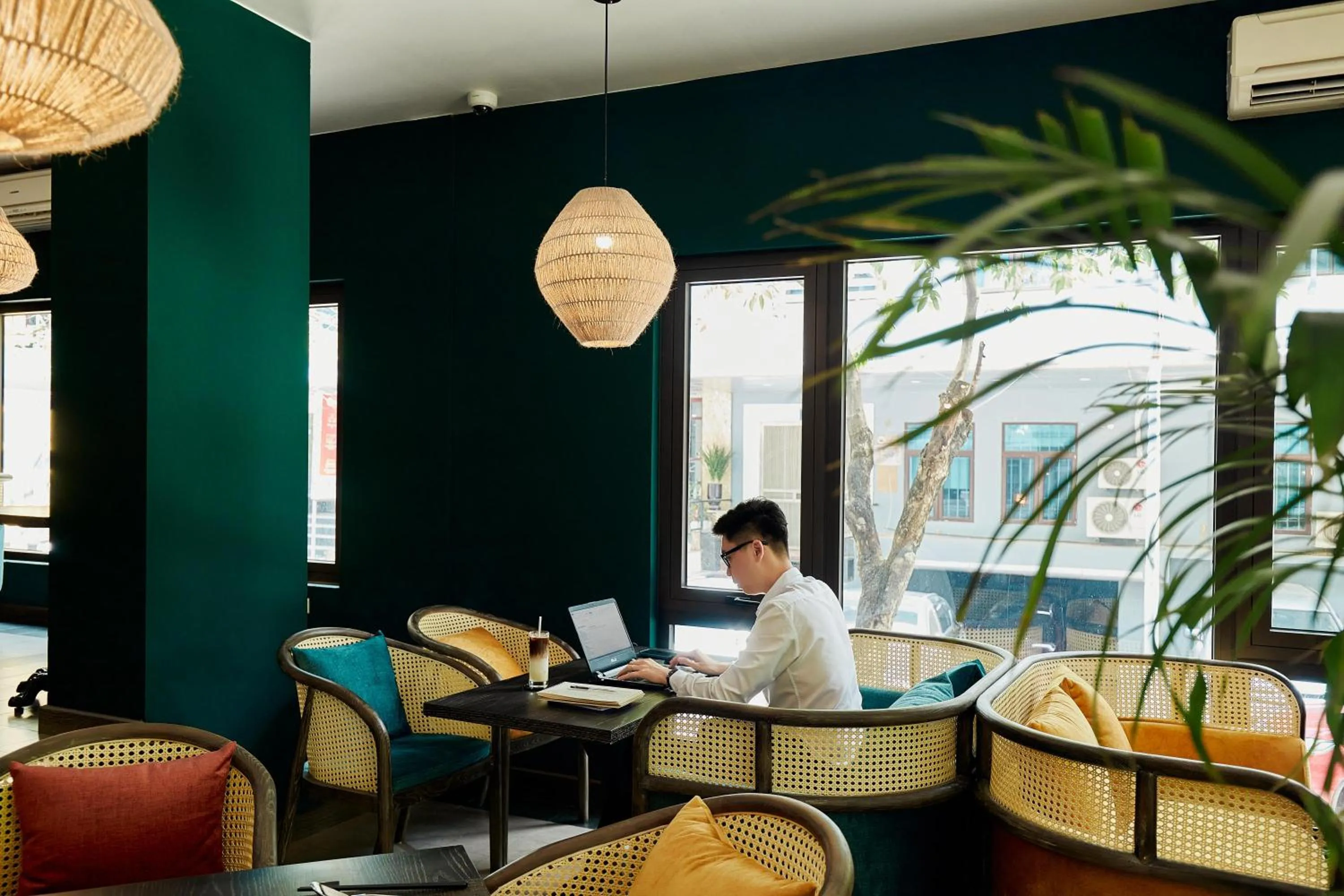 Restaurant/places to eat in The Bloom Classic - An Excellent Blend of Cozy Living and Urban Relaxation