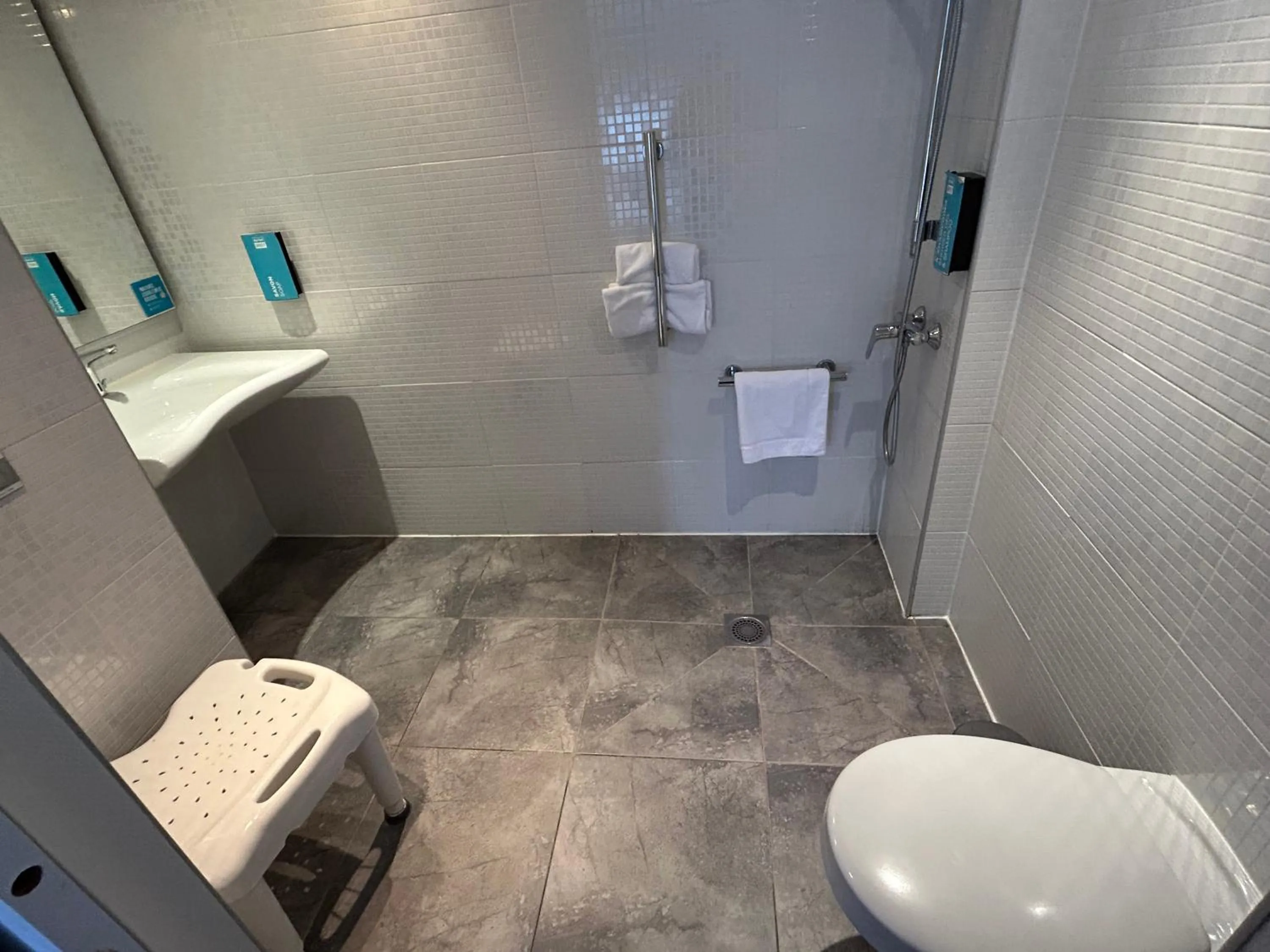 Bathroom in Kyriad Direct Metz Nord – Woippy