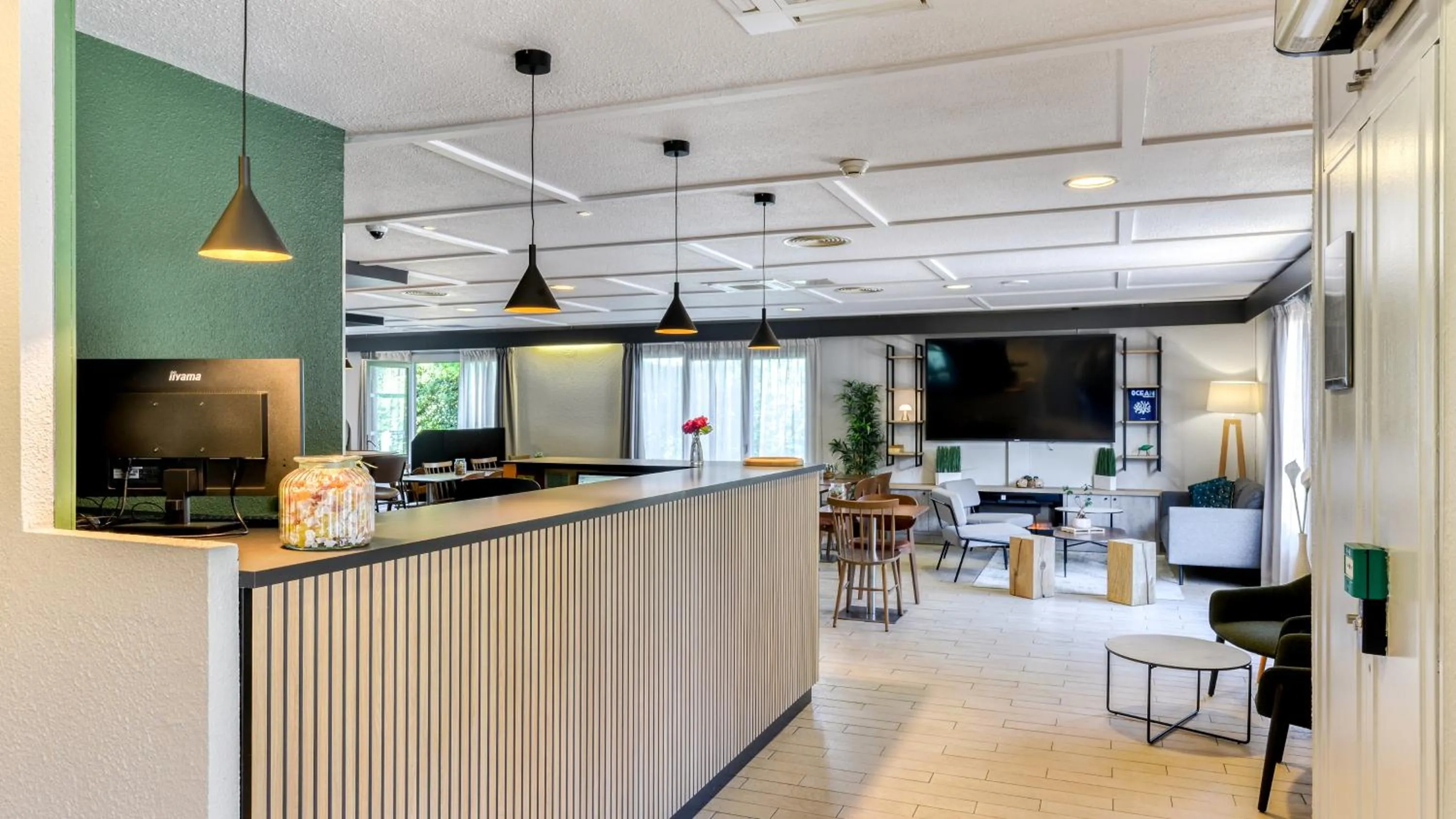 Lobby or reception in Campanile NATURE - Montpellier Sud