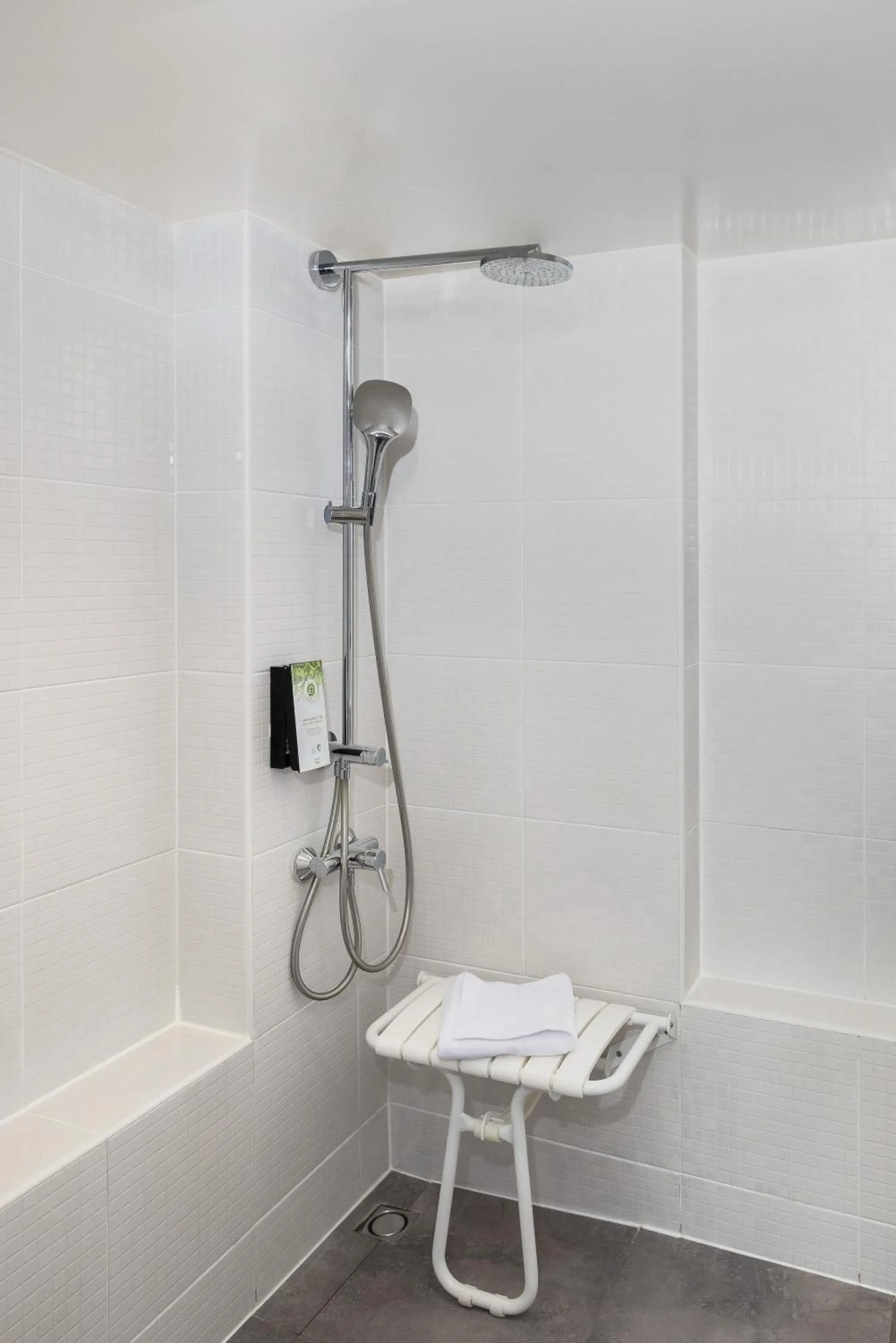 Bathroom in Campanile Montpellier Sud - A709