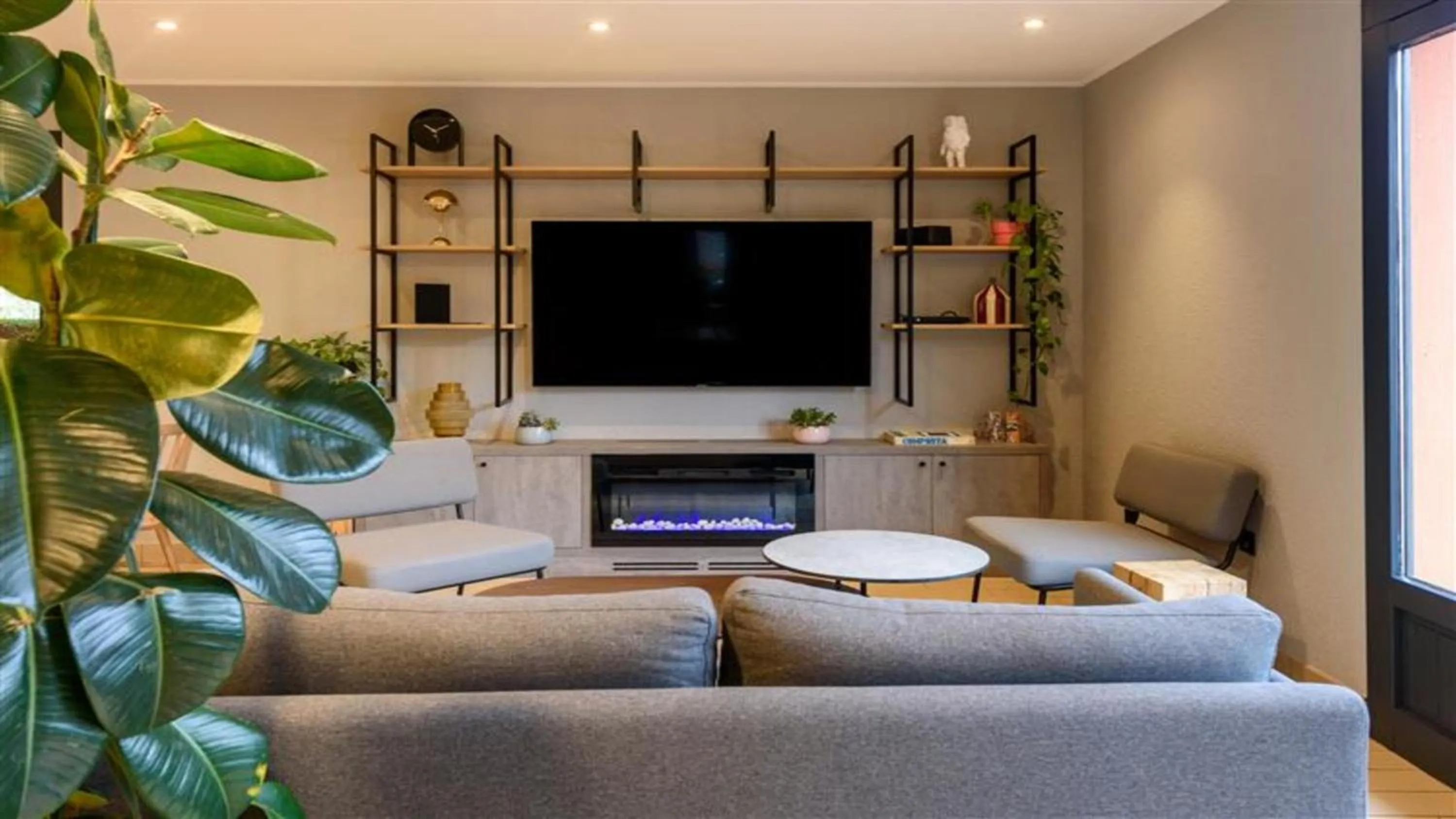 Communal lounge/ TV room in Campanile Montpellier Sud - A709