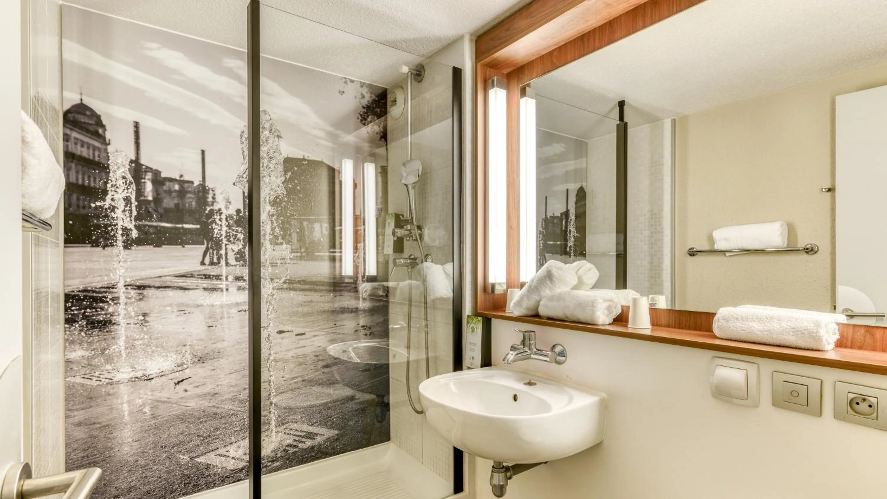 Bathroom in Campanile PRIME - Montpellier Est Le Millénaire