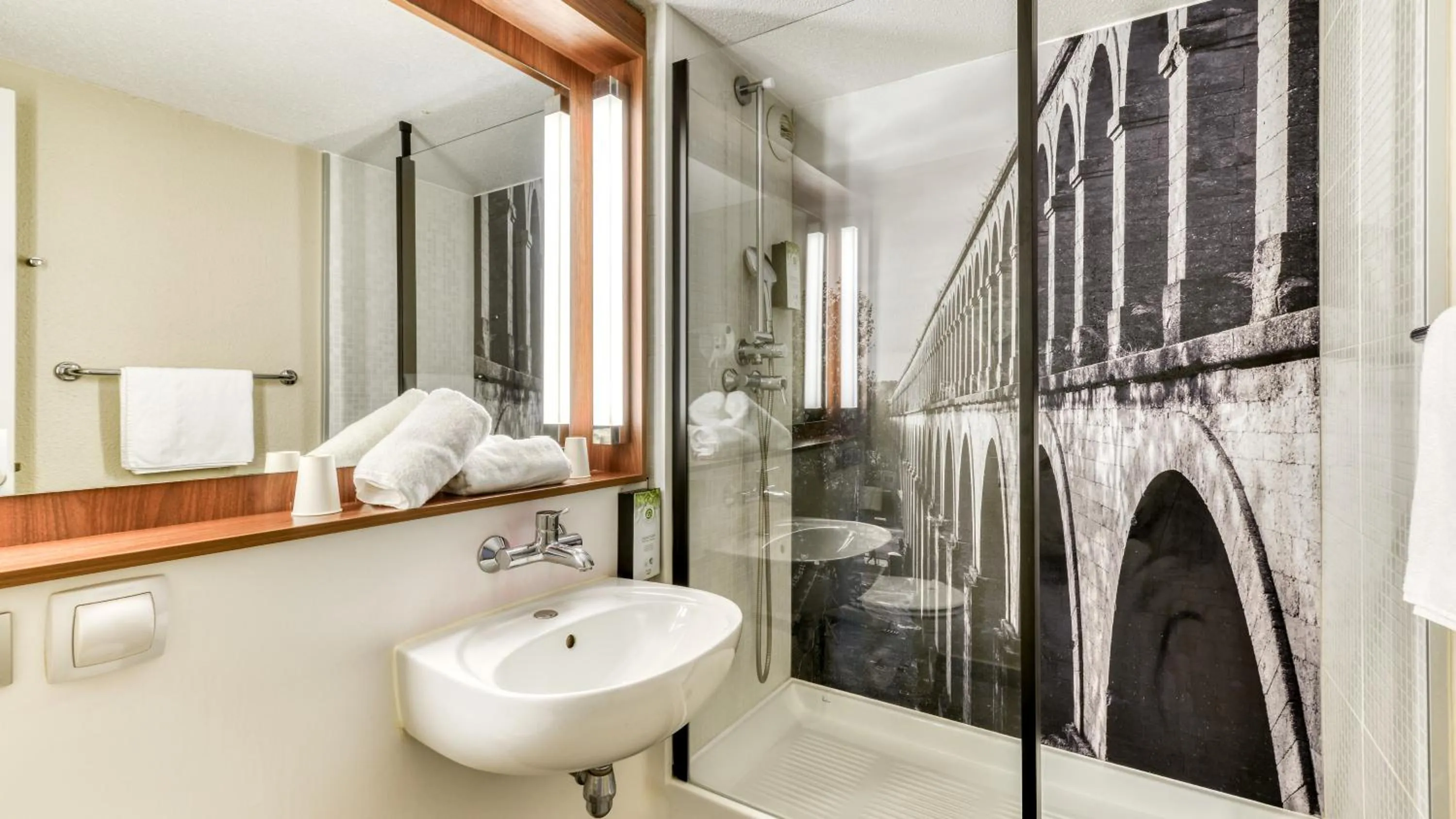 Bathroom in Campanile PRIME - Montpellier Est Le Millénaire