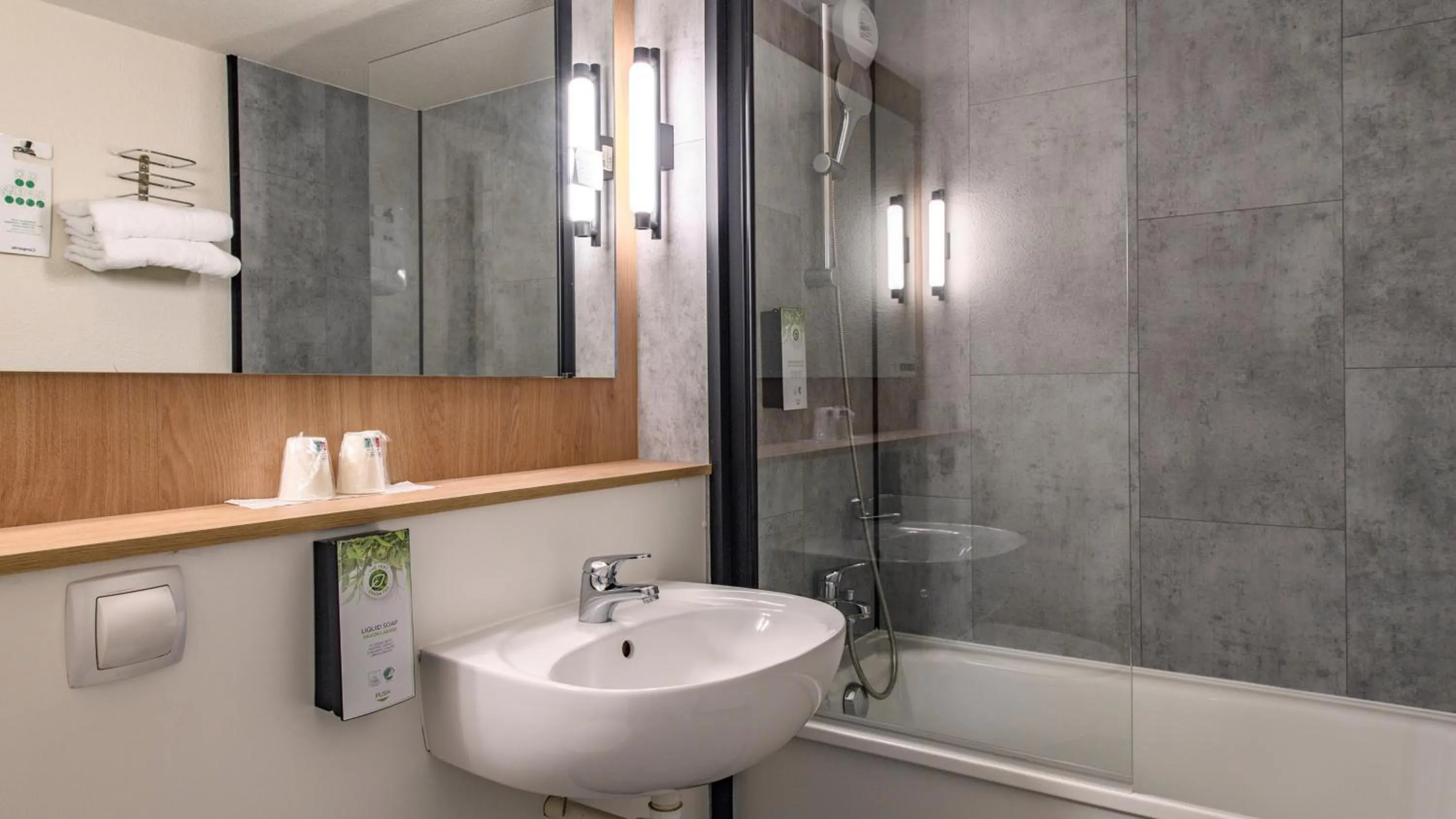 Bathroom in Campanile PRIME - Nîmes Centre